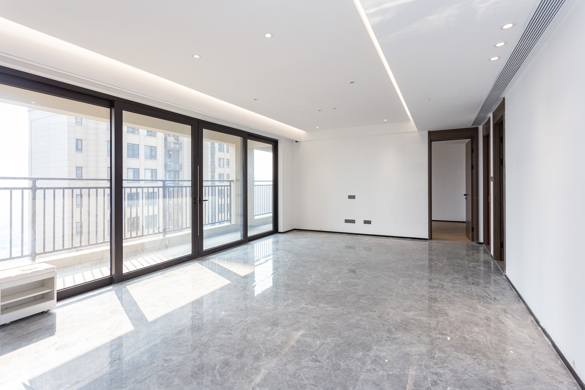 万科滨河道 4室2厅2卫 185.0万 万科滨河道 4室2厅2卫 185.0万客厅