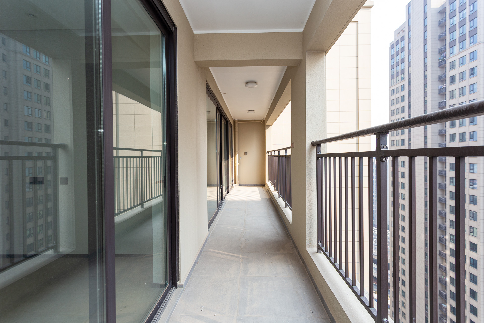 万科滨河道 4室2厅2卫 185.0万 万科滨河道 4室2厅2卫 185.0万阳台