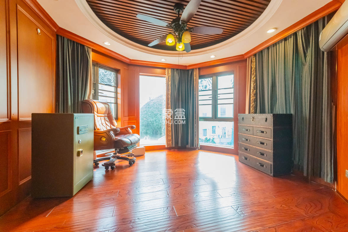 碧桂园威尼斯城  7室3厅7卫    996.98万 碧桂园威尼斯城  7室3厅7卫    996.98万卧室