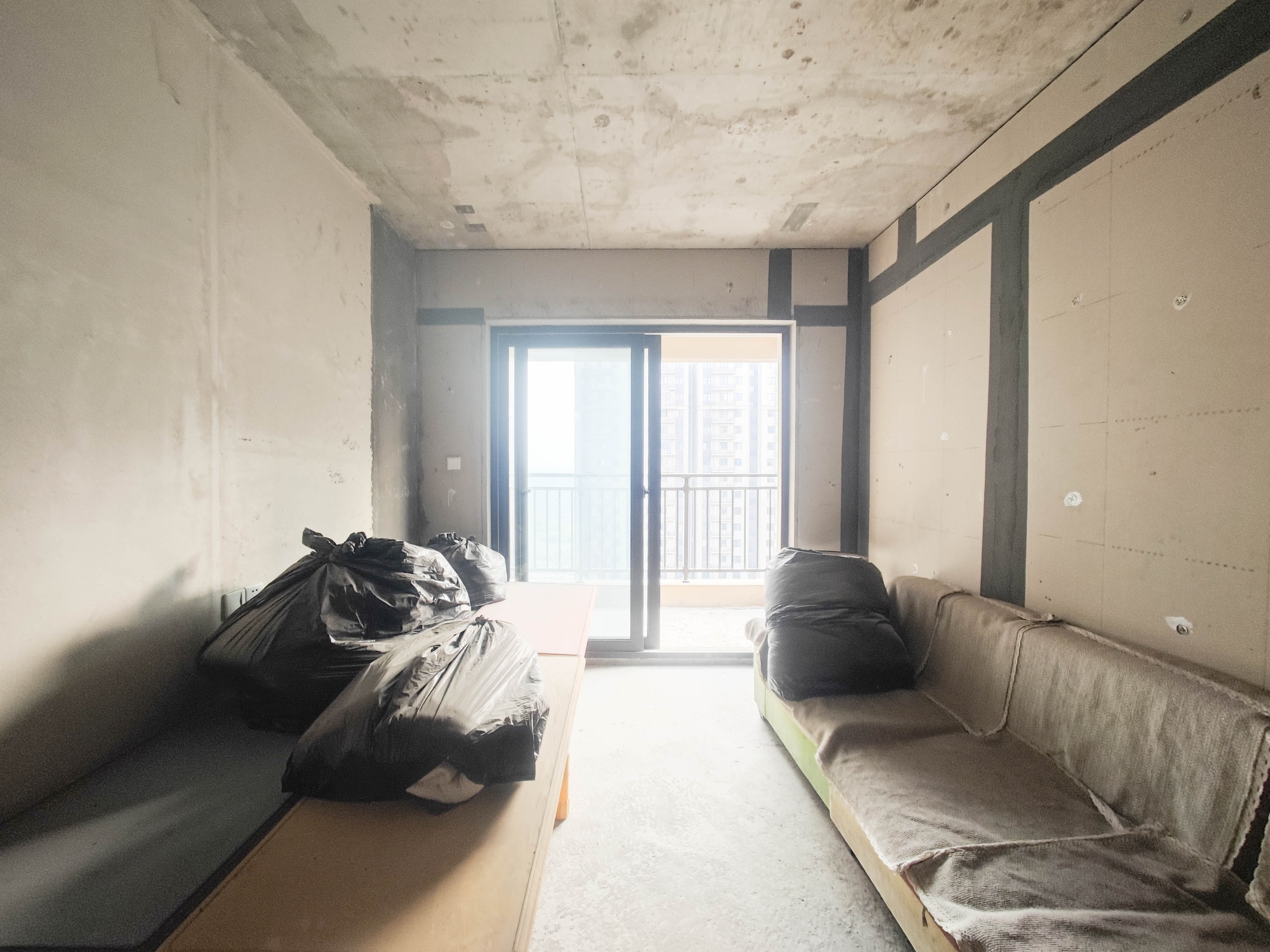 保利东郡  3室2厅1卫    52.0万 保利东郡  3室2厅1卫    52.0万客厅