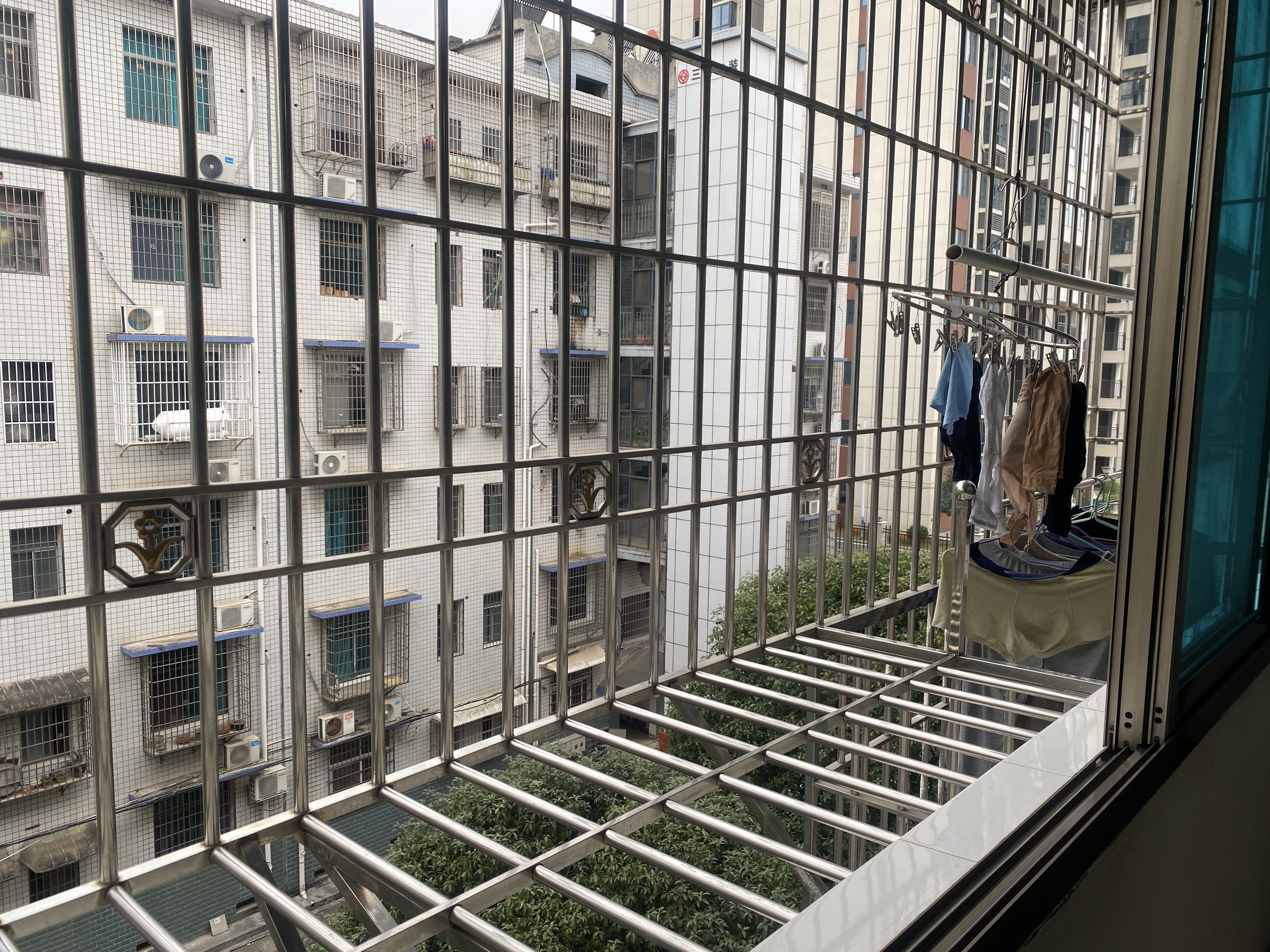 市人大政协机关大院住宅区(老市委) 3室2厅2卫 85.0万 市人大政协机关大院住宅区(老市委) 3室2厅2卫 85.0万客厅