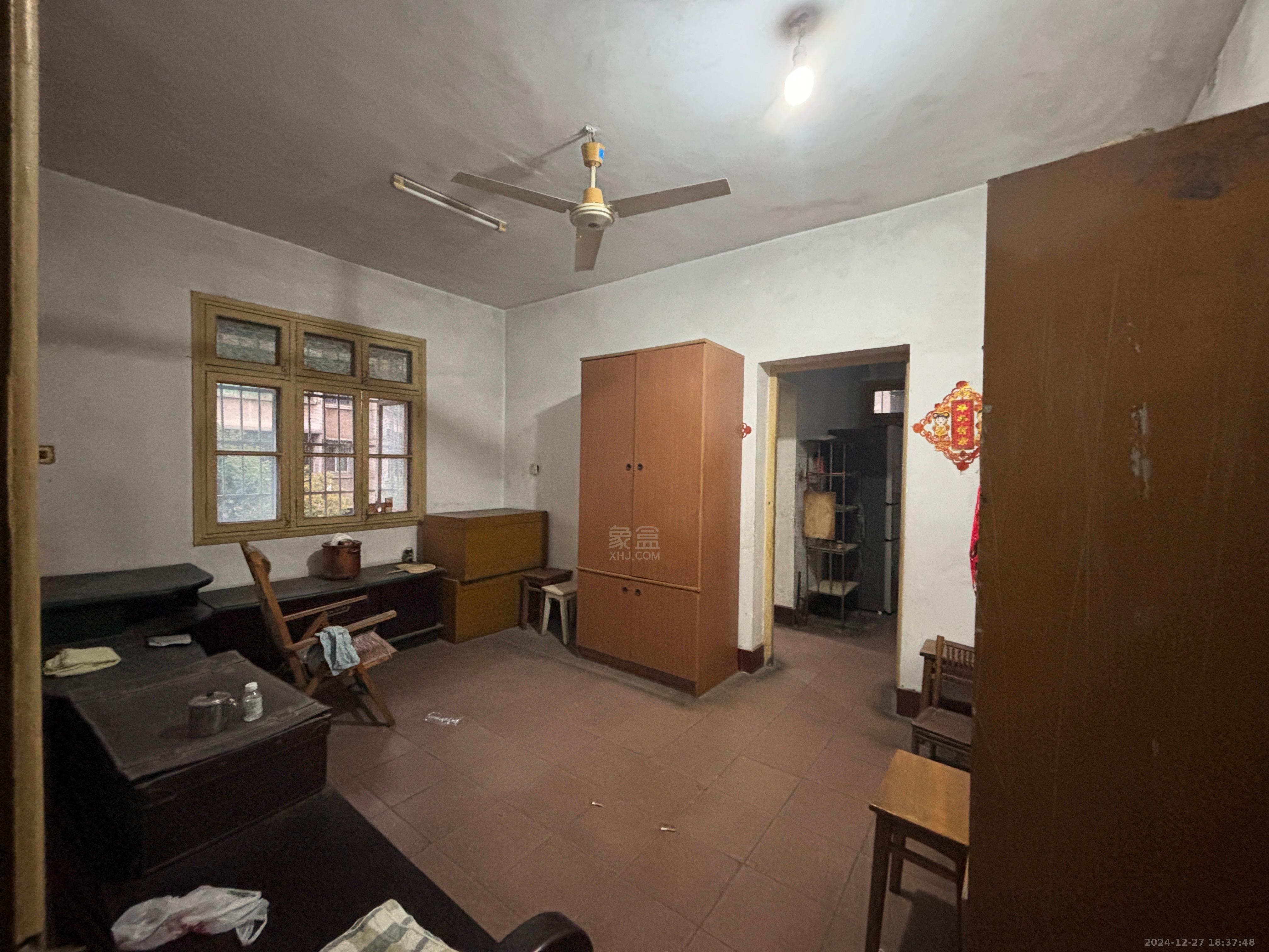 市二中单位房  3室2厅1卫    700.0元/月 市二中单位房  3室2厅1卫    700.0元/月室内图