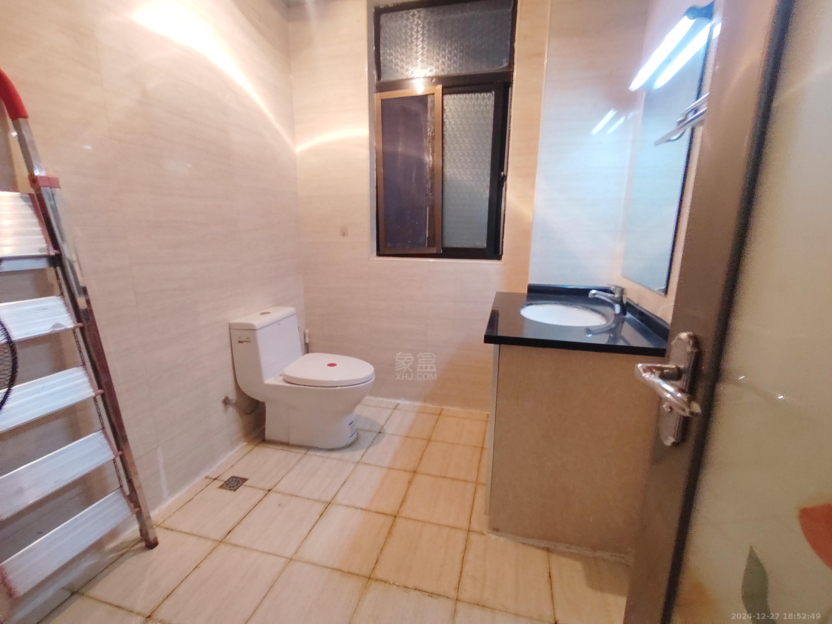 中央商业广场 3室2厅1卫 2400.00元/月 中央商业广场 3室2厅1卫 2400.00元/月室内图