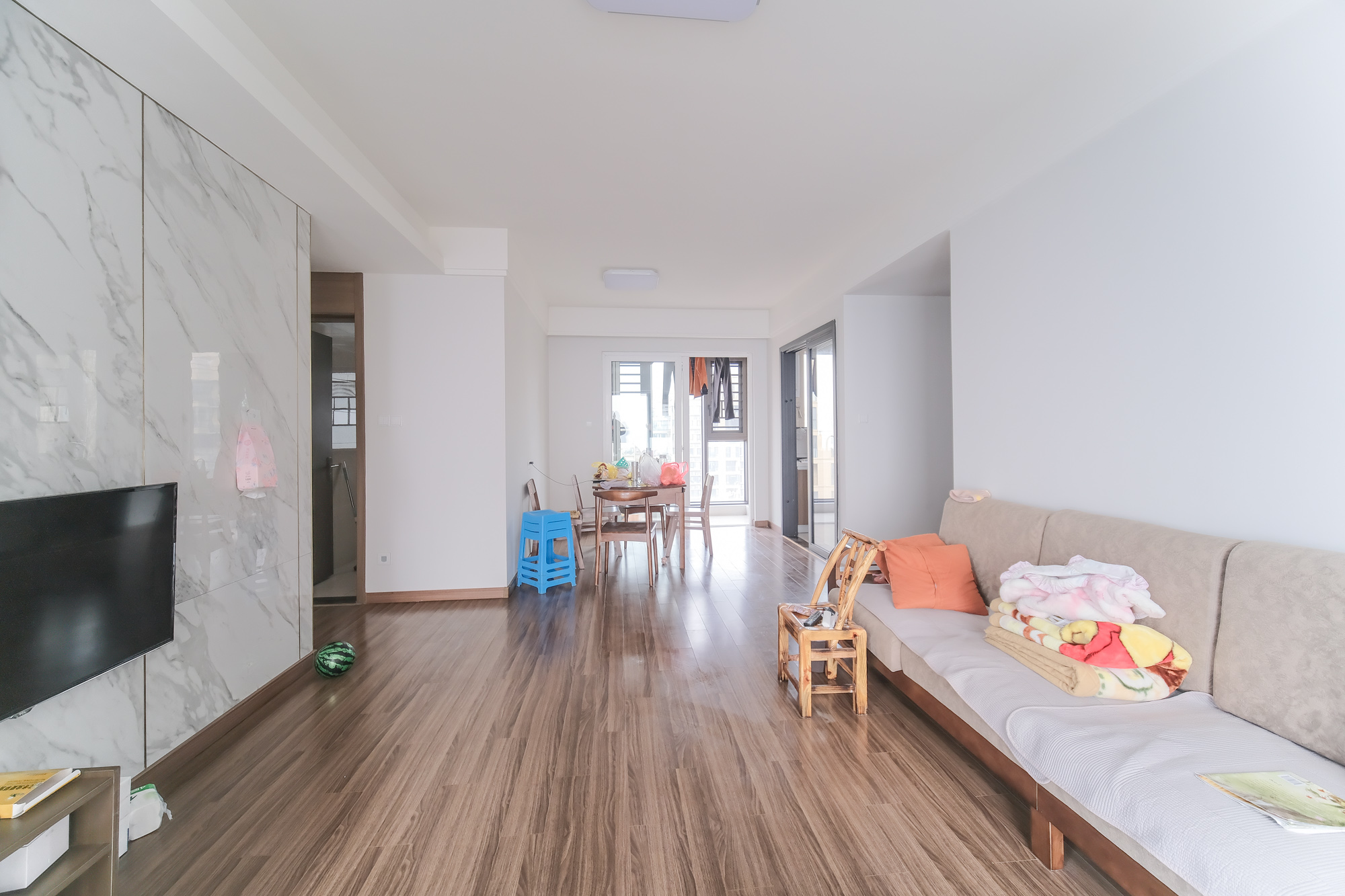 保利香槟国际 4室2厅2卫 100.0万 保利香槟国际 4室2厅2卫 100.0万客厅