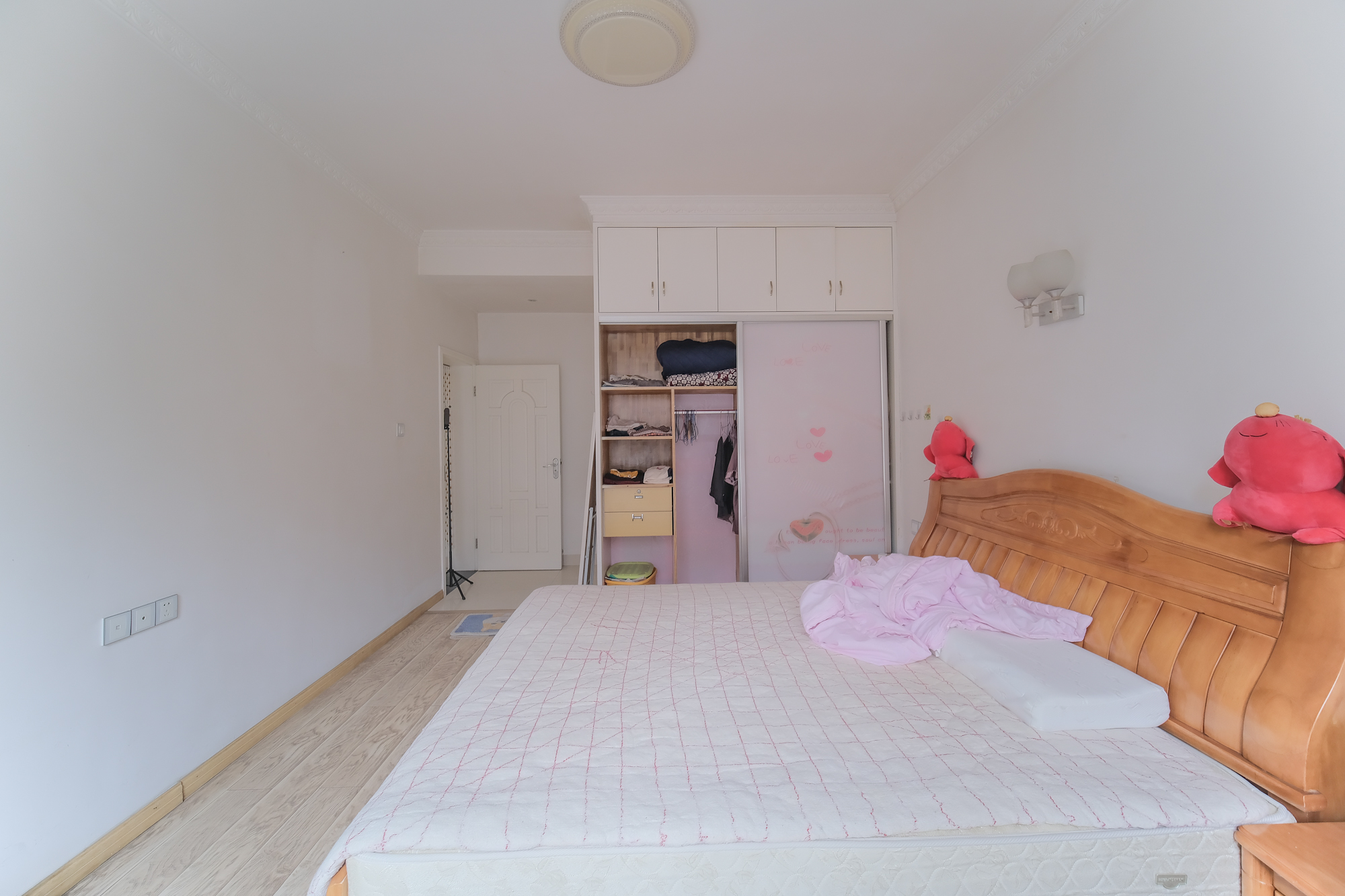 山水湾  3室2厅2卫    81.0万卧室