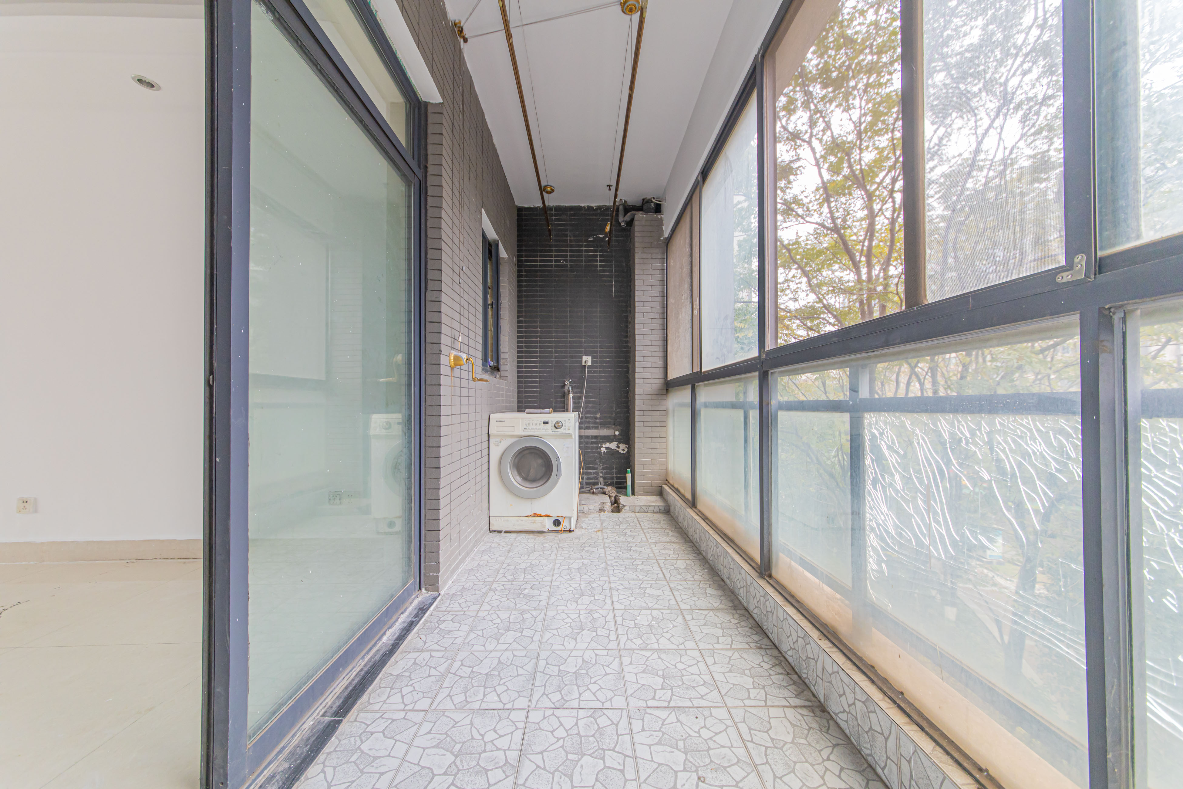 中信城市广场（中信新城一期）  4室2厅2卫   98.00万阳台