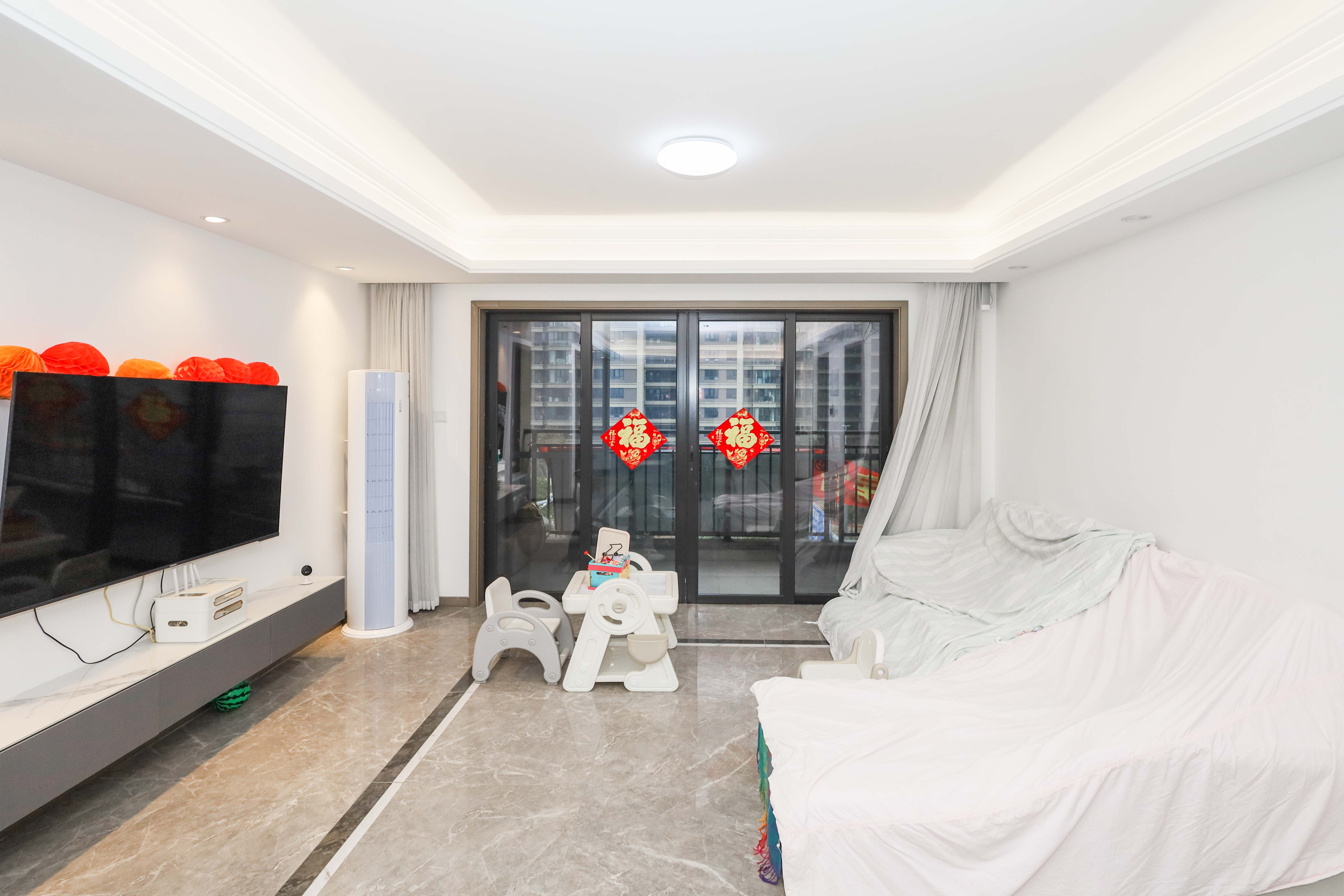 越秀亲爱里  5室2厅2卫    160.0万 越秀亲爱里  5室2厅2卫    160.0万客厅