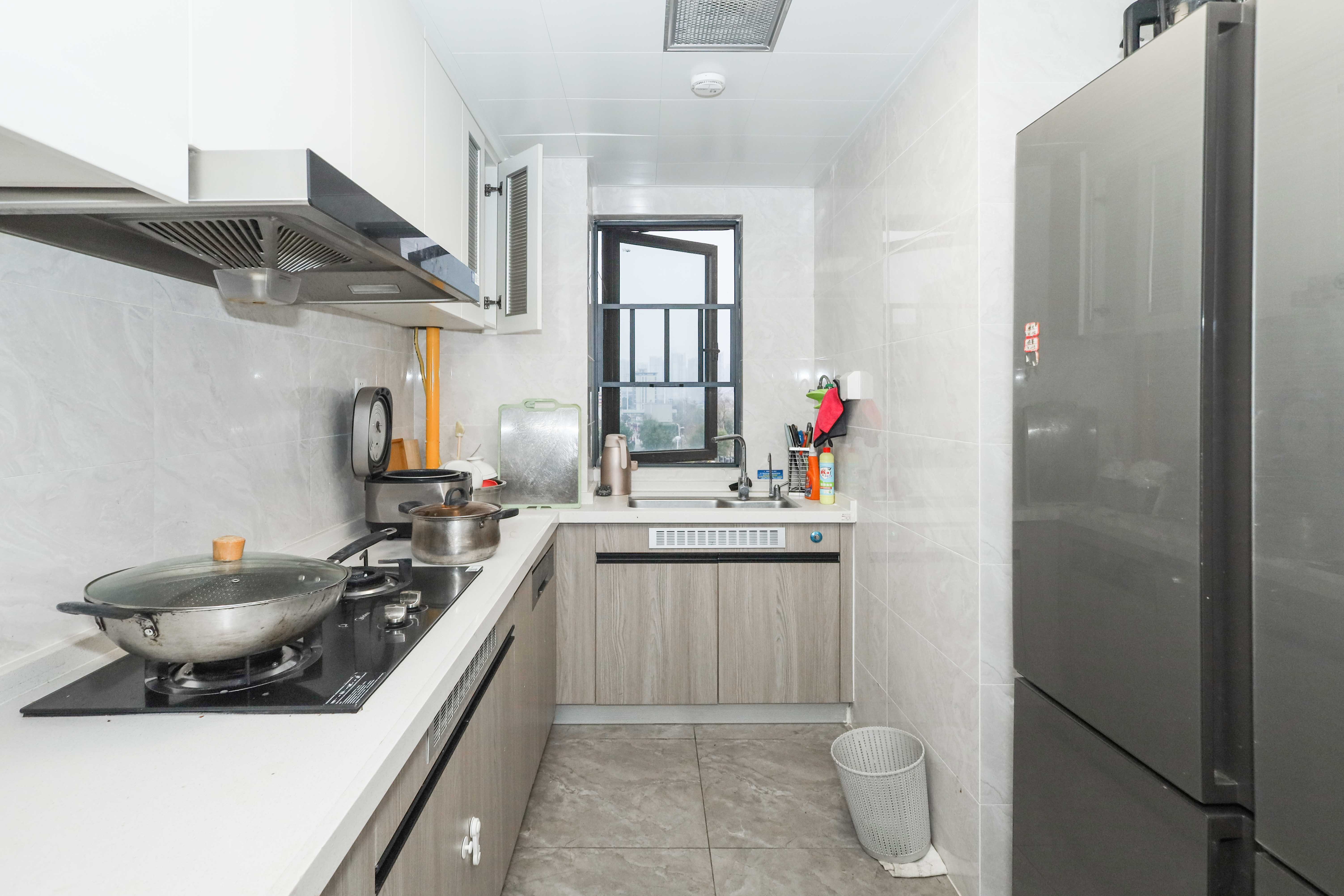 越秀亲爱里  5室2厅2卫    160.0万 越秀亲爱里  5室2厅2卫    160.0万厨房