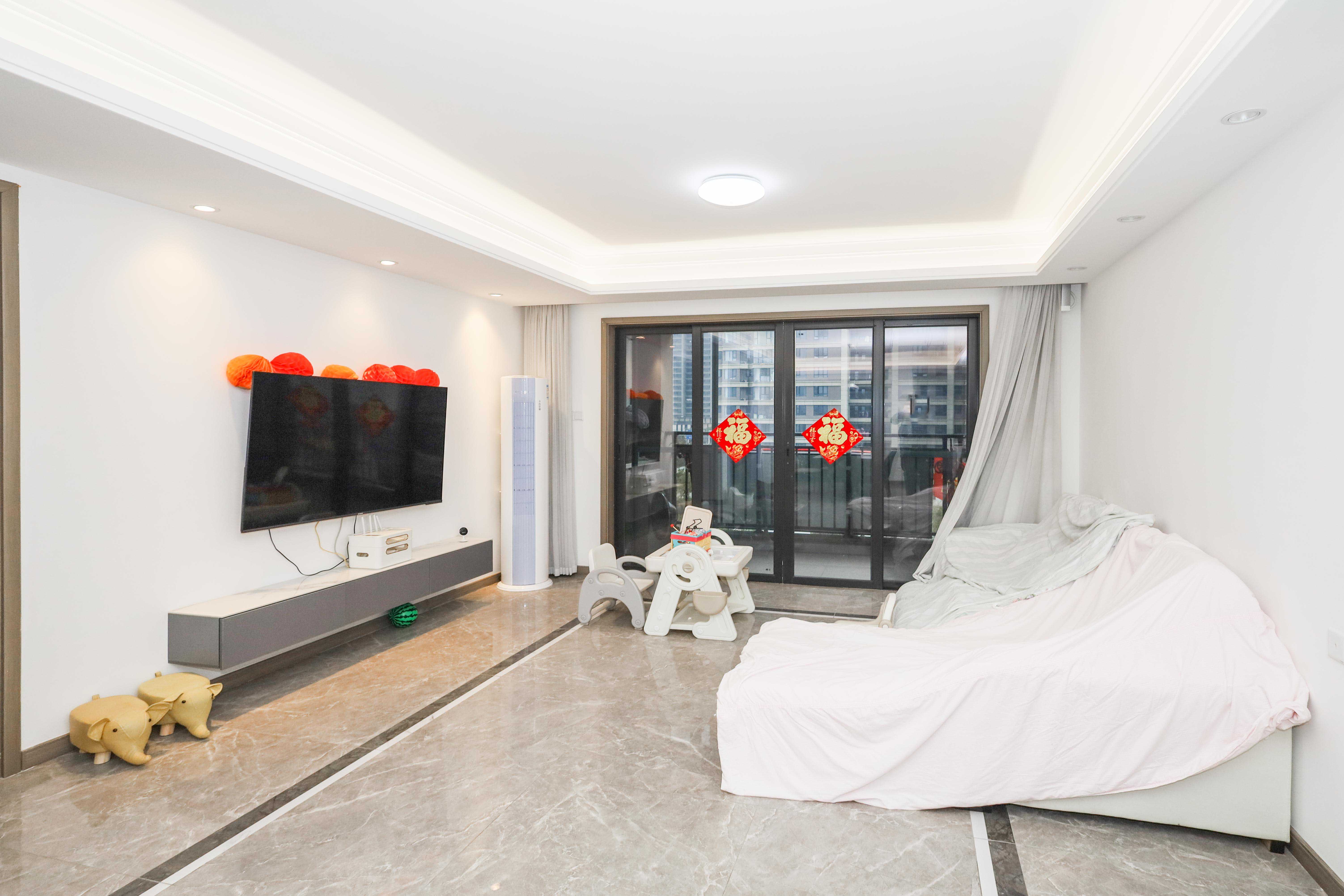 越秀亲爱里  5室2厅2卫    160.0万 越秀亲爱里  5室2厅2卫    160.0万客厅