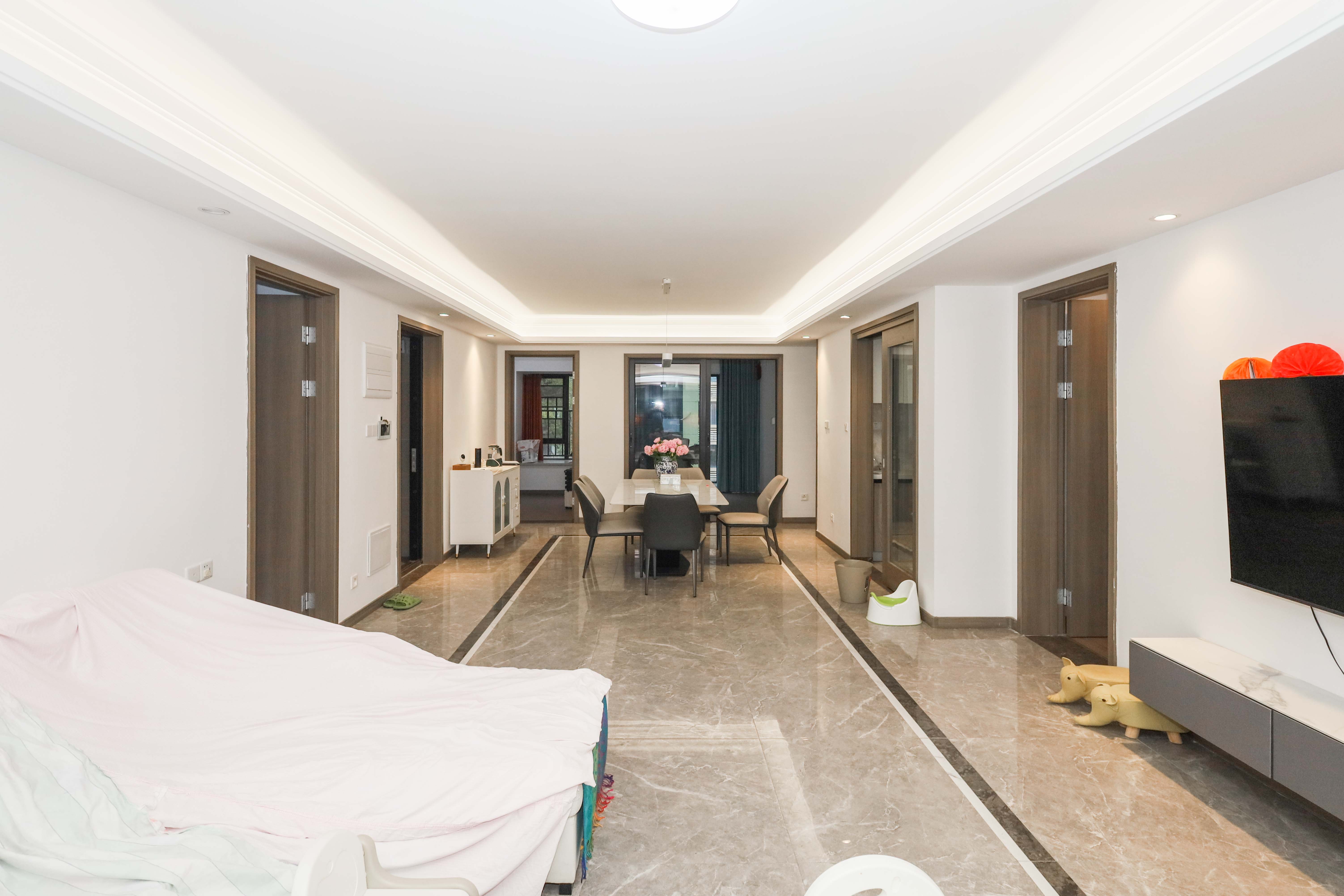 越秀亲爱里  5室2厅2卫    160.0万 越秀亲爱里  5室2厅2卫    160.0万客厅