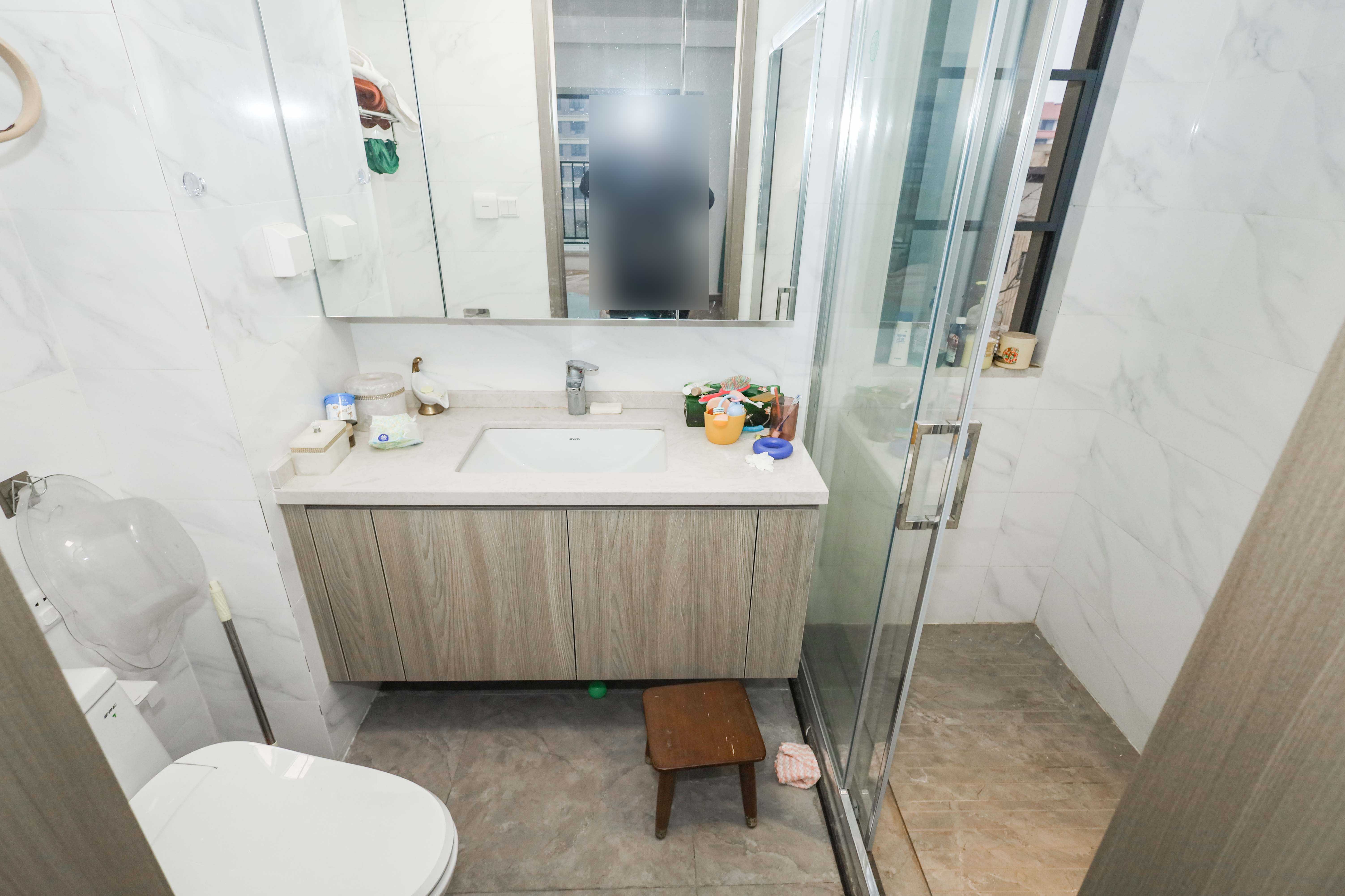 越秀亲爱里  5室2厅2卫    160.0万 越秀亲爱里  5室2厅2卫    160.0万卫生间