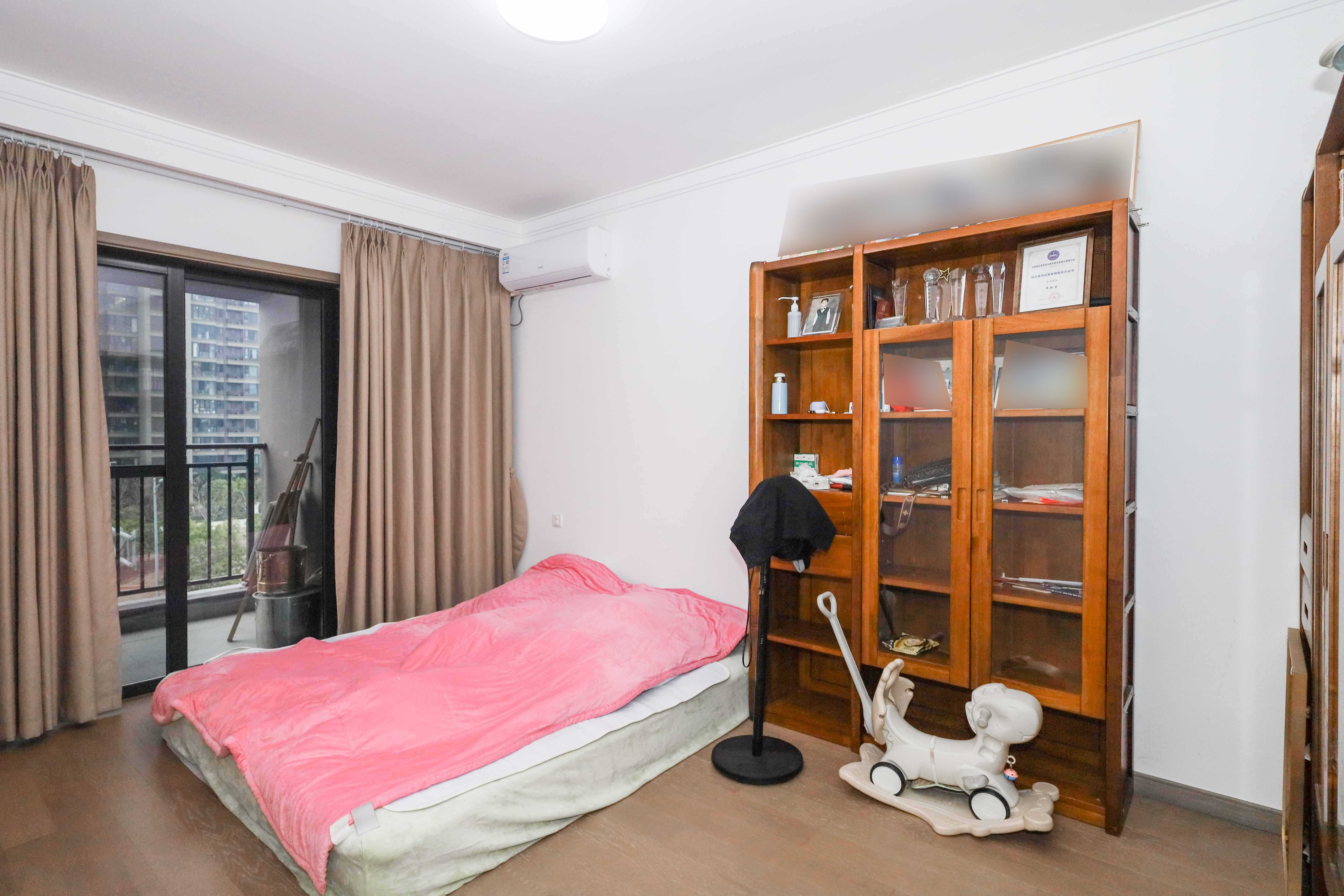 越秀亲爱里  5室2厅2卫    160.0万 越秀亲爱里  5室2厅2卫    160.0万卧室