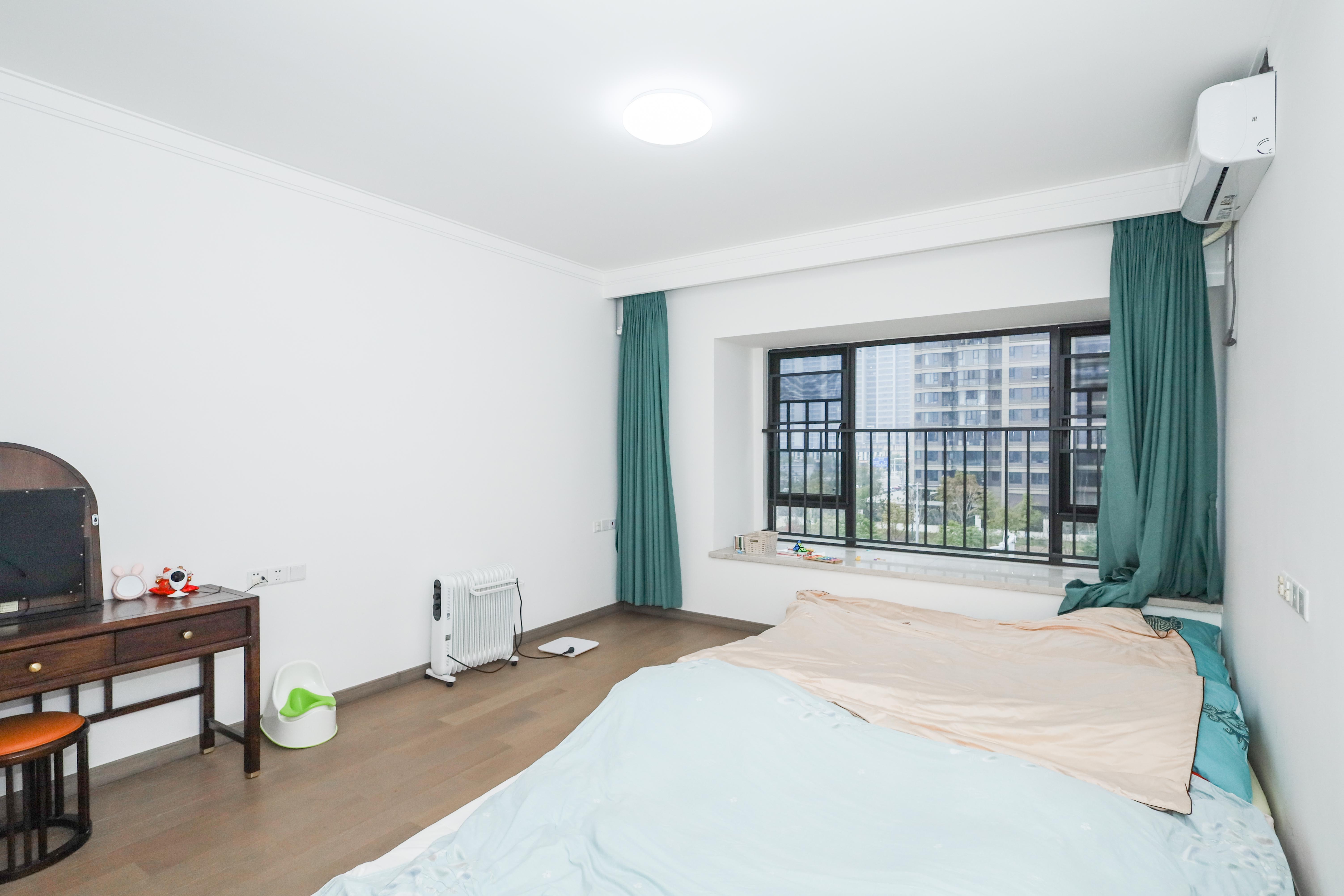 越秀亲爱里  5室2厅2卫    160.0万 越秀亲爱里  5室2厅2卫    160.0万卧室