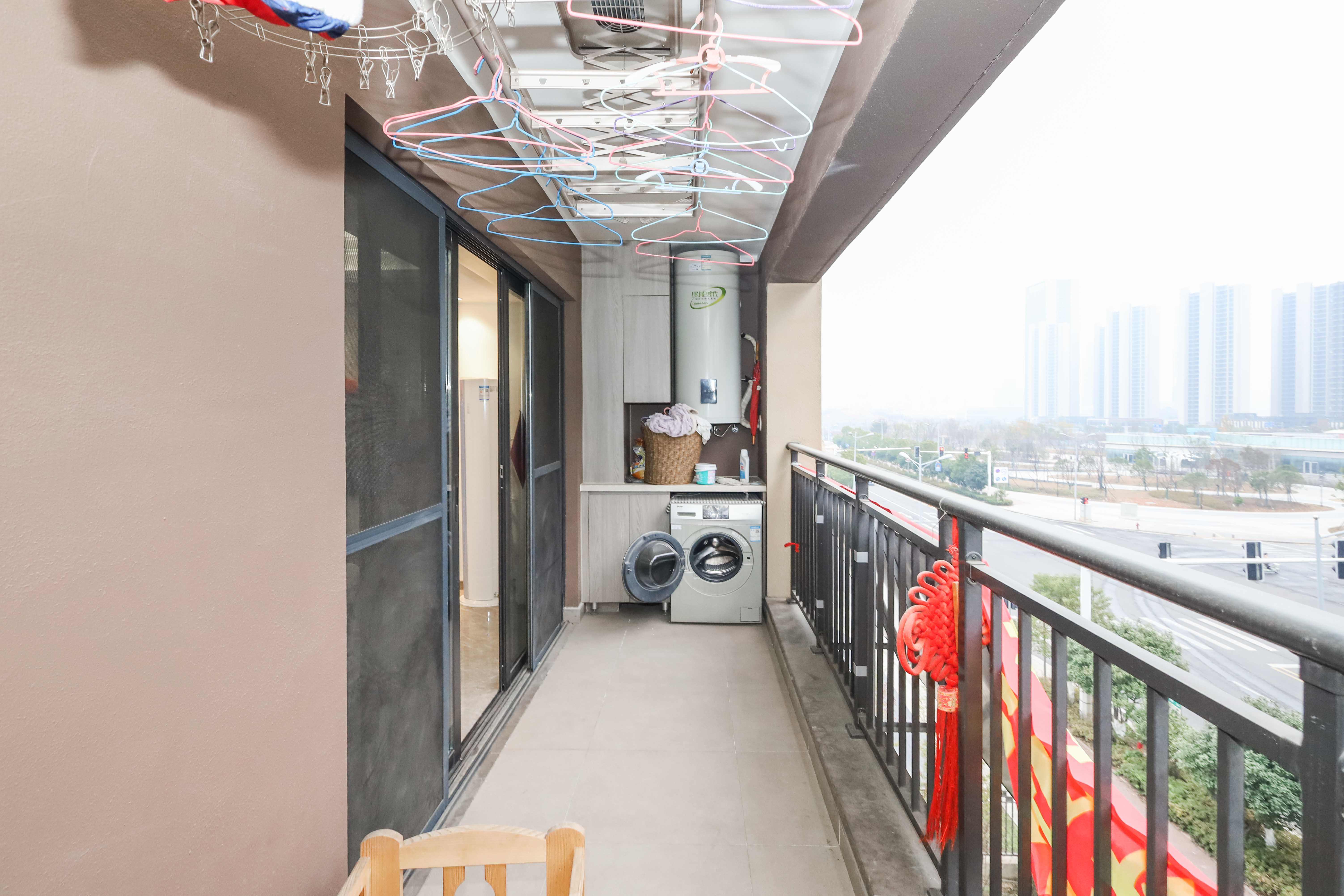 越秀亲爱里  5室2厅2卫    160.0万 越秀亲爱里  5室2厅2卫    160.0万阳台