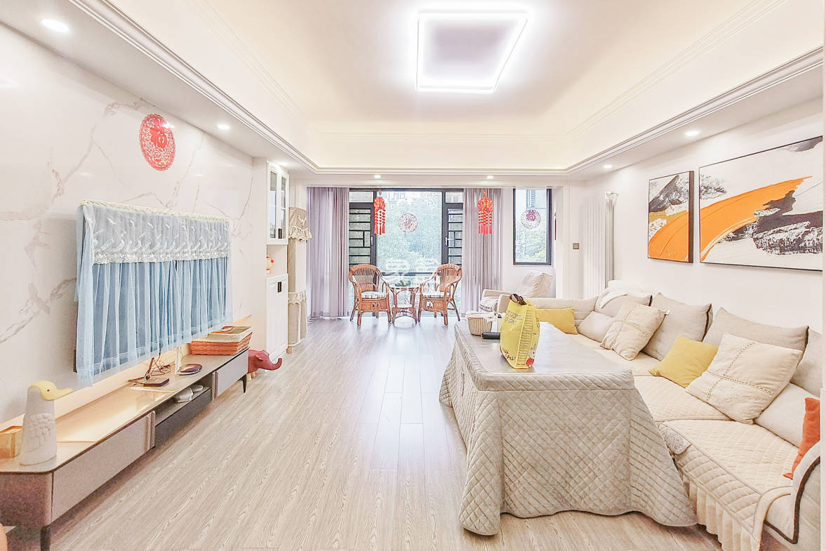 八方小区D区  4室2厅2卫    425.0万 八方小区D区  4室2厅2卫    425.0万客厅