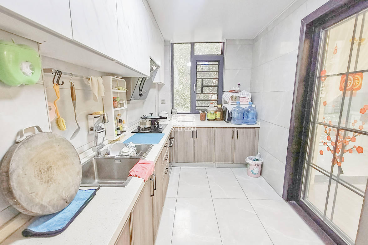 八方小区D区  4室2厅2卫    425.0万 八方小区D区  4室2厅2卫    425.0万厨房