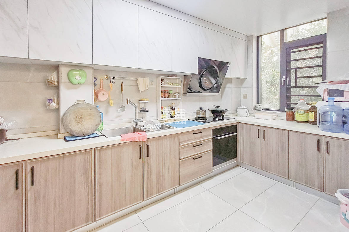 八方小区D区  4室2厅2卫    425.0万 八方小区D区  4室2厅2卫    425.0万厨房