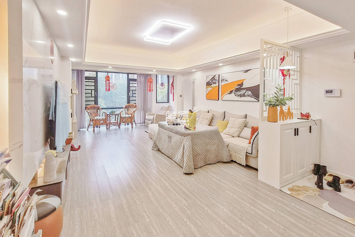 八方小区D区  4室2厅2卫    425.0万 八方小区D区  4室2厅2卫    425.0万客厅