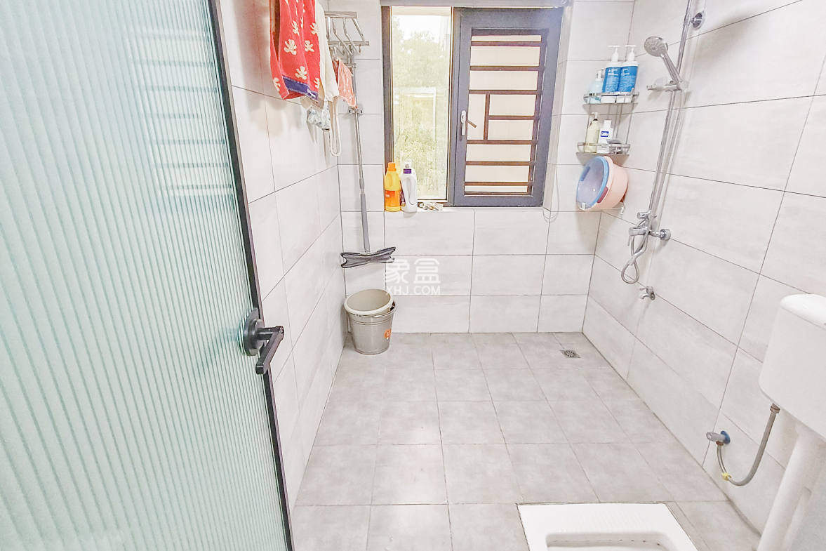 八方小区D区  4室2厅2卫    425.0万 八方小区D区  4室2厅2卫    425.0万卫生间