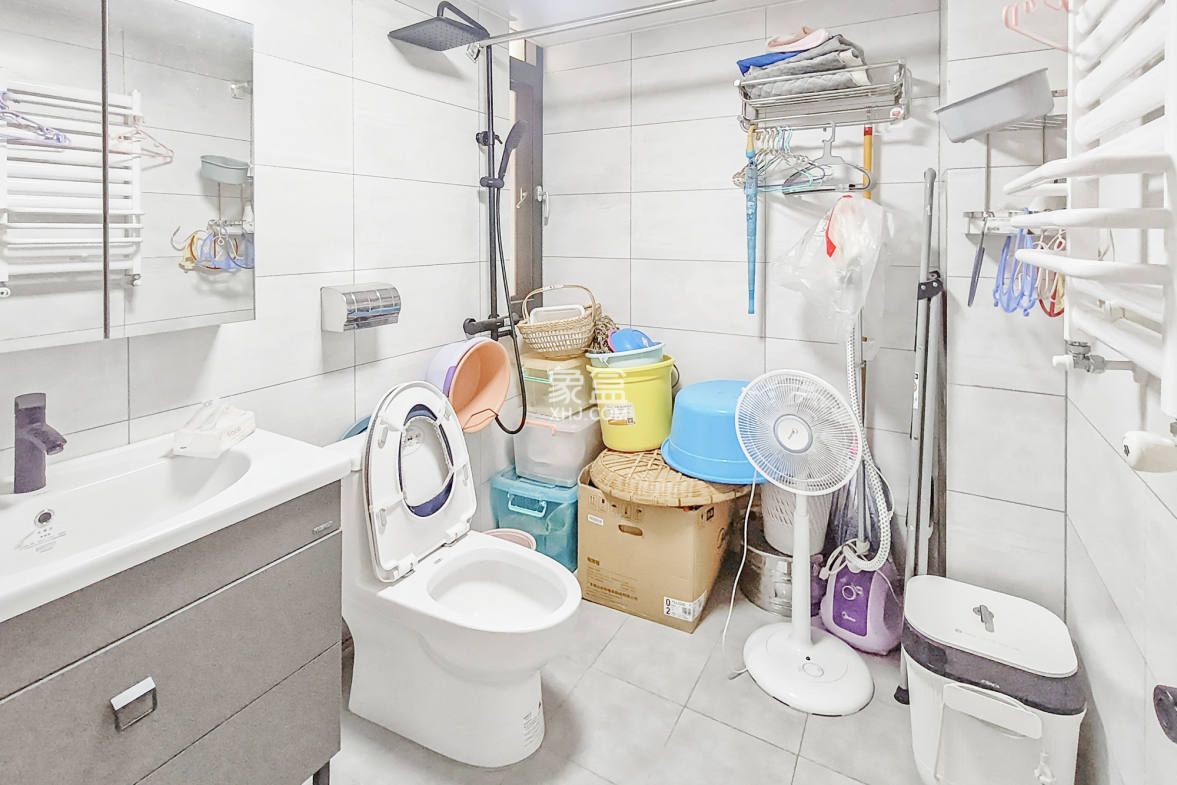 八方小区D区  4室2厅2卫    425.0万 八方小区D区  4室2厅2卫    425.0万卫生间