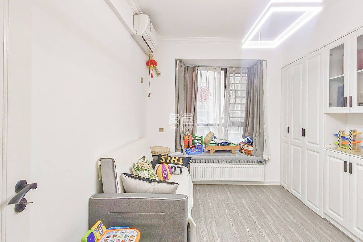 八方小区D区  4室2厅2卫    425.0万 八方小区D区  4室2厅2卫    425.0万卧室