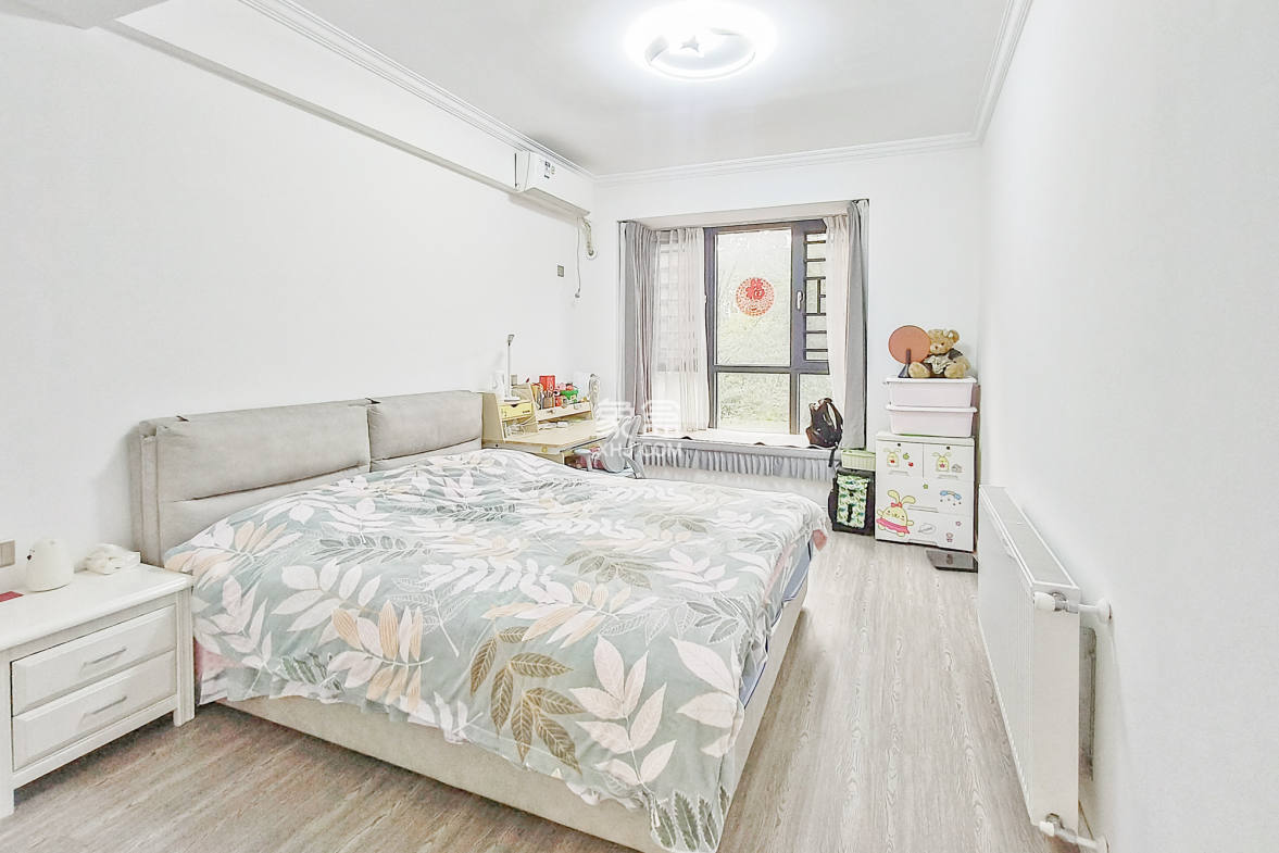 八方小区D区  4室2厅2卫    425.0万 八方小区D区  4室2厅2卫    425.0万卧室