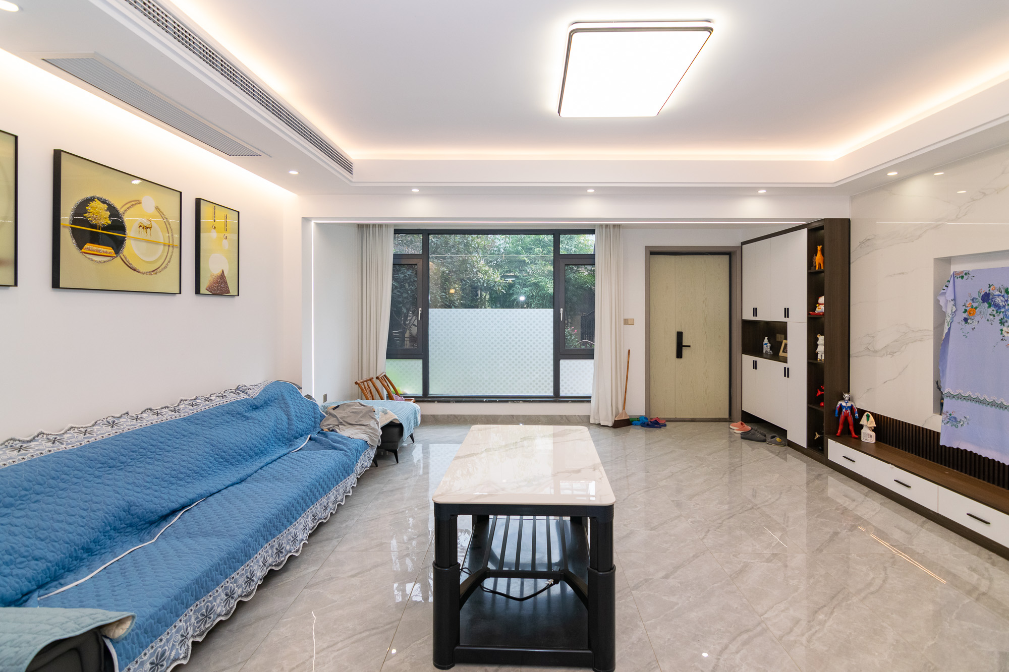 裕田奥莱小镇  4室3厅3卫    300.0万 裕田奥莱小镇  4室3厅3卫    300.0万客厅