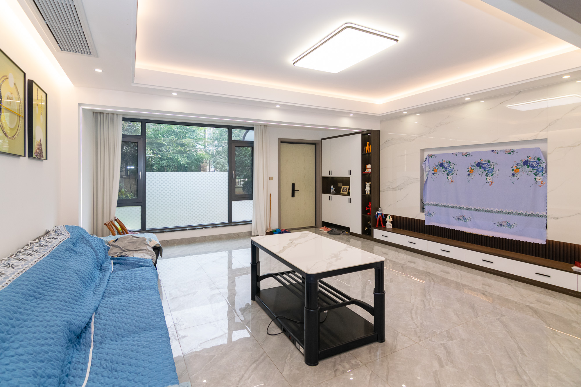 裕田奥莱小镇  4室3厅3卫    300.0万 裕田奥莱小镇  4室3厅3卫    300.0万客厅