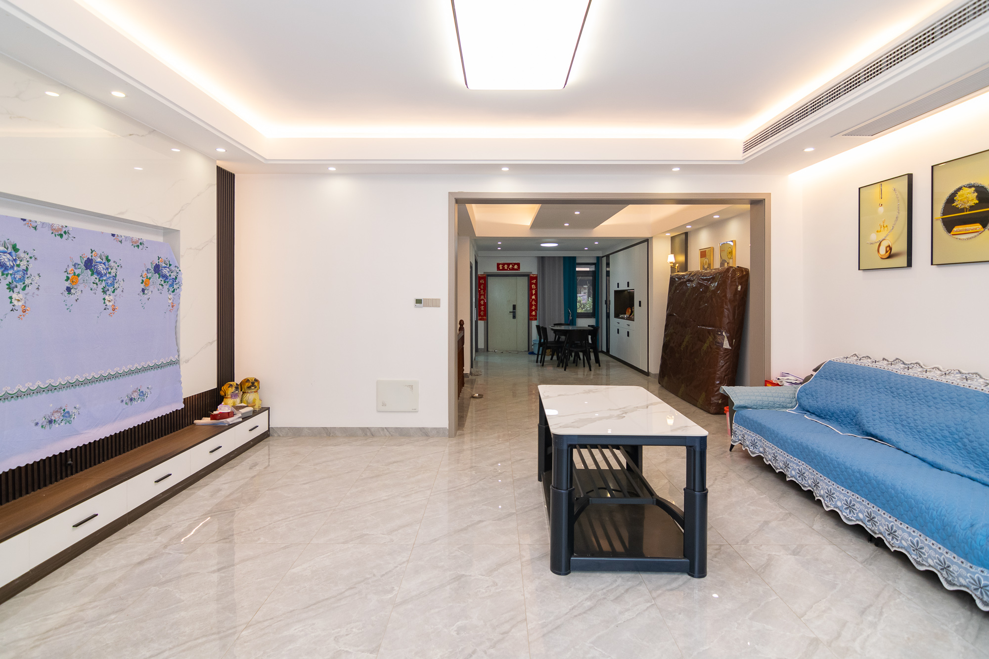 裕田奥莱小镇  4室3厅3卫    300.0万 裕田奥莱小镇  4室3厅3卫    300.0万客厅