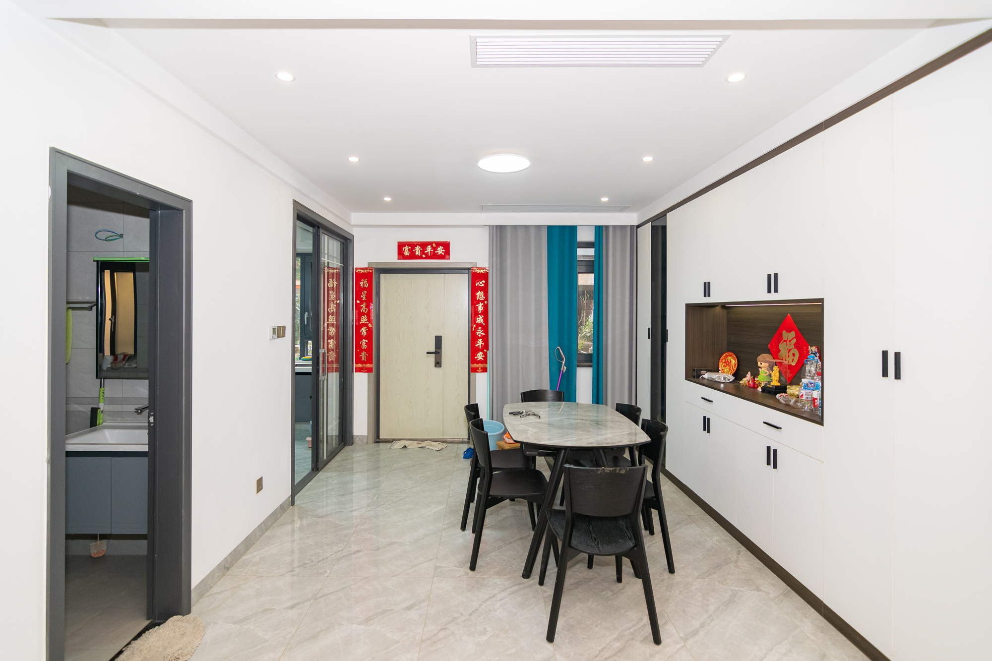 裕田奥莱小镇  4室3厅3卫    300.0万 裕田奥莱小镇  4室3厅3卫    300.0万客厅