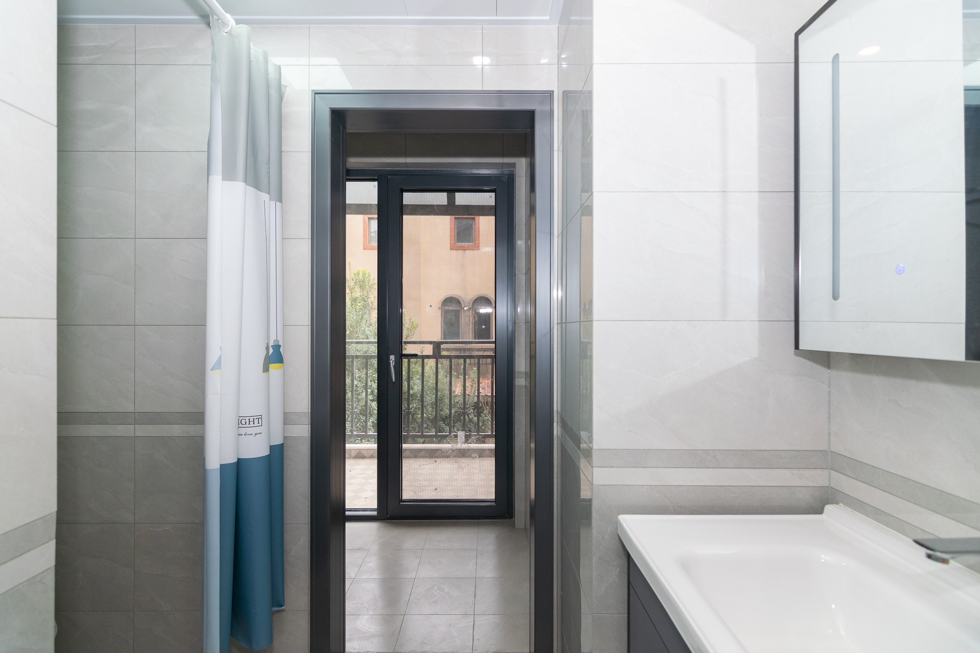 裕田奥莱小镇  4室3厅3卫    300.0万 裕田奥莱小镇  4室3厅3卫    300.0万卫生间