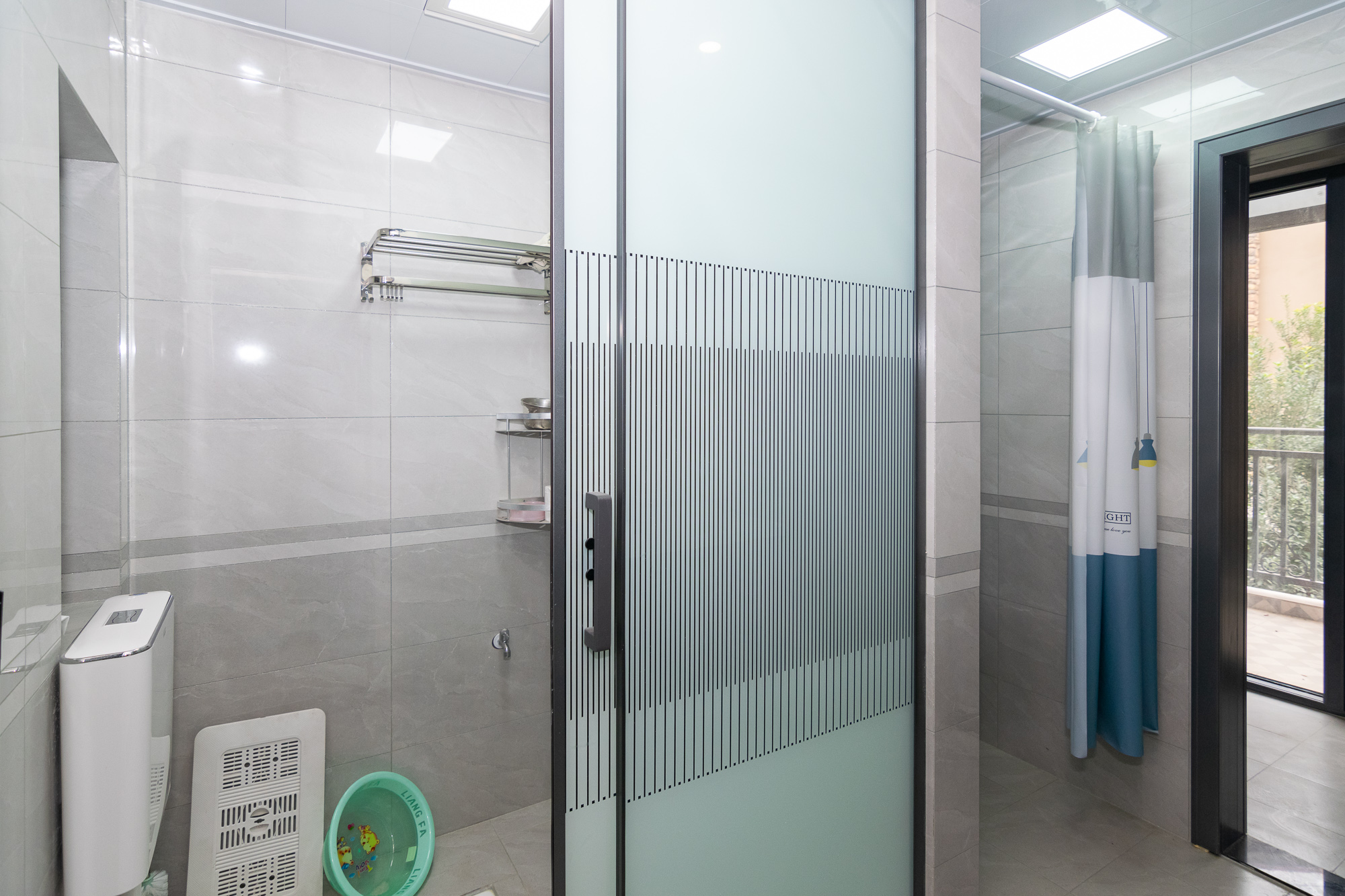 裕田奥莱小镇  4室3厅3卫    300.0万 裕田奥莱小镇  4室3厅3卫    300.0万卫生间