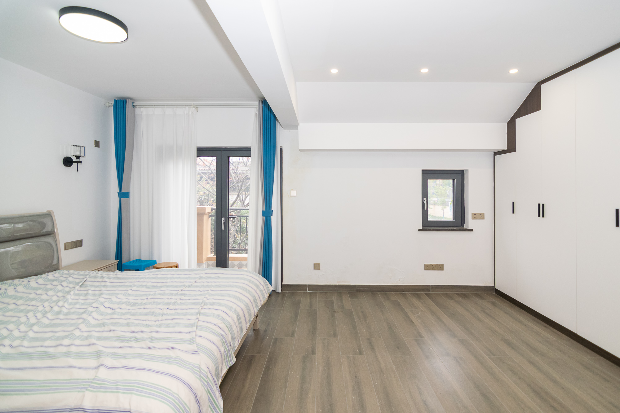 裕田奥莱小镇  4室3厅3卫    300.0万 裕田奥莱小镇  4室3厅3卫    300.0万卧室