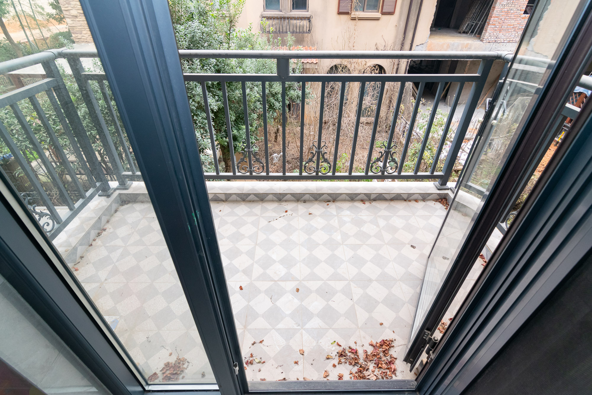 裕田奥莱小镇  4室3厅3卫    300.0万 裕田奥莱小镇  4室3厅3卫    300.0万阳台