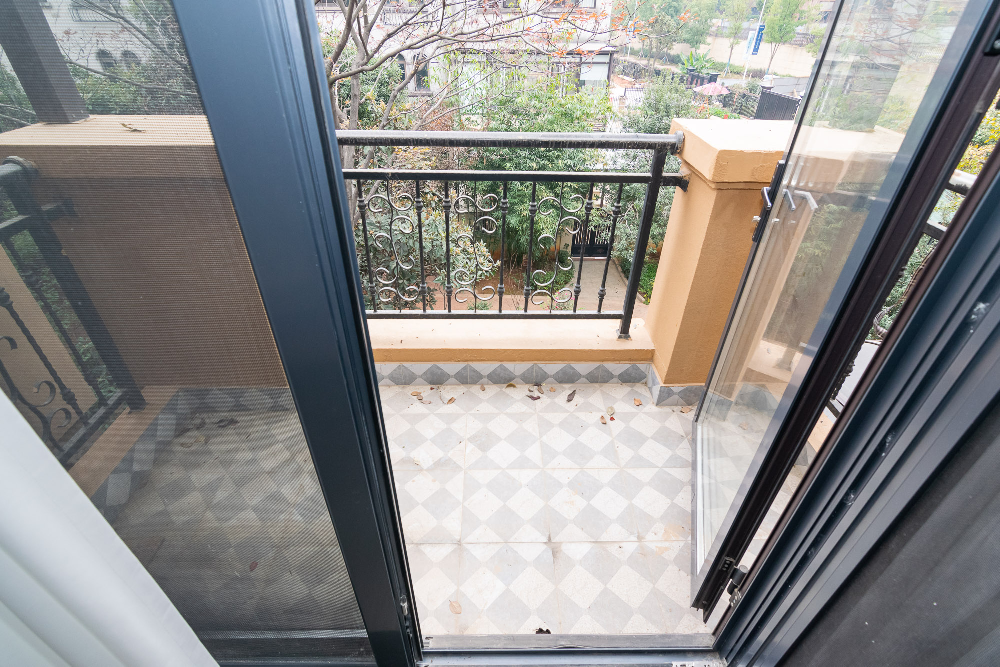 裕田奥莱小镇  4室3厅3卫    300.0万 裕田奥莱小镇  4室3厅3卫    300.0万阳台