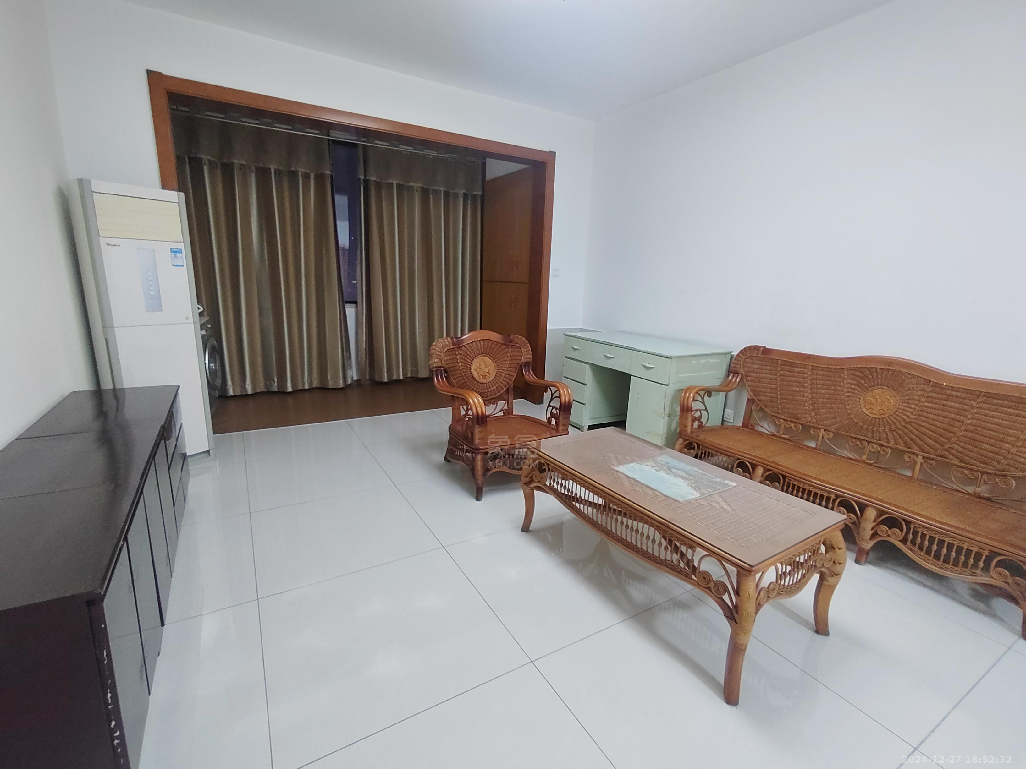 中央商业广场 3室2厅1卫 2400.00元/月 中央商业广场 3室2厅1卫 2400.00元/月室内图