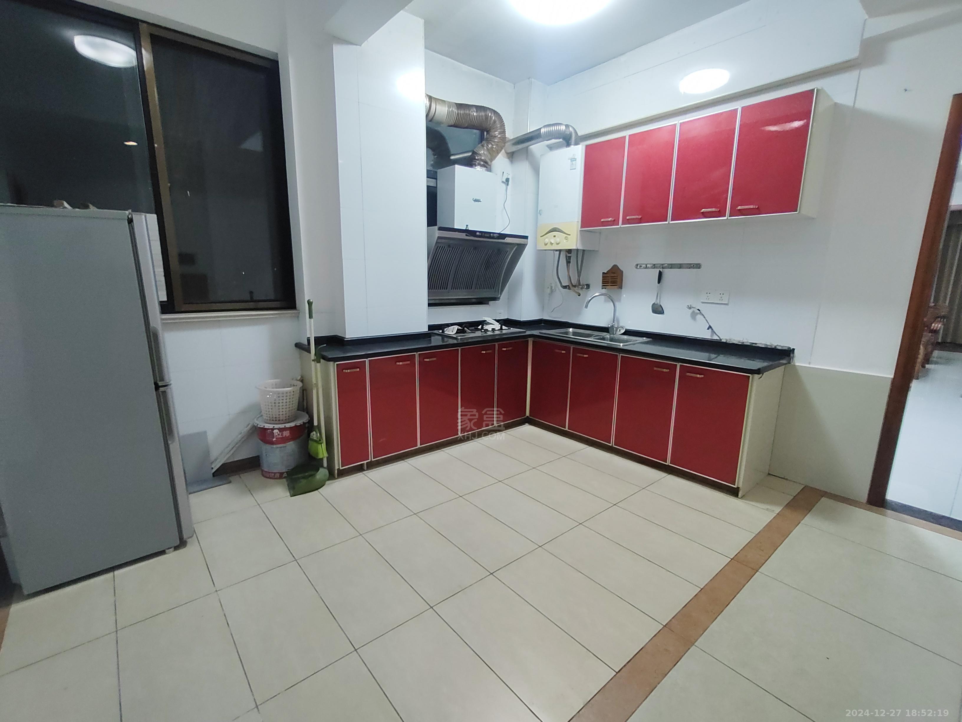 中央商业广场 3室2厅1卫 2400.00元/月 中央商业广场 3室2厅1卫 2400.00元/月室内图