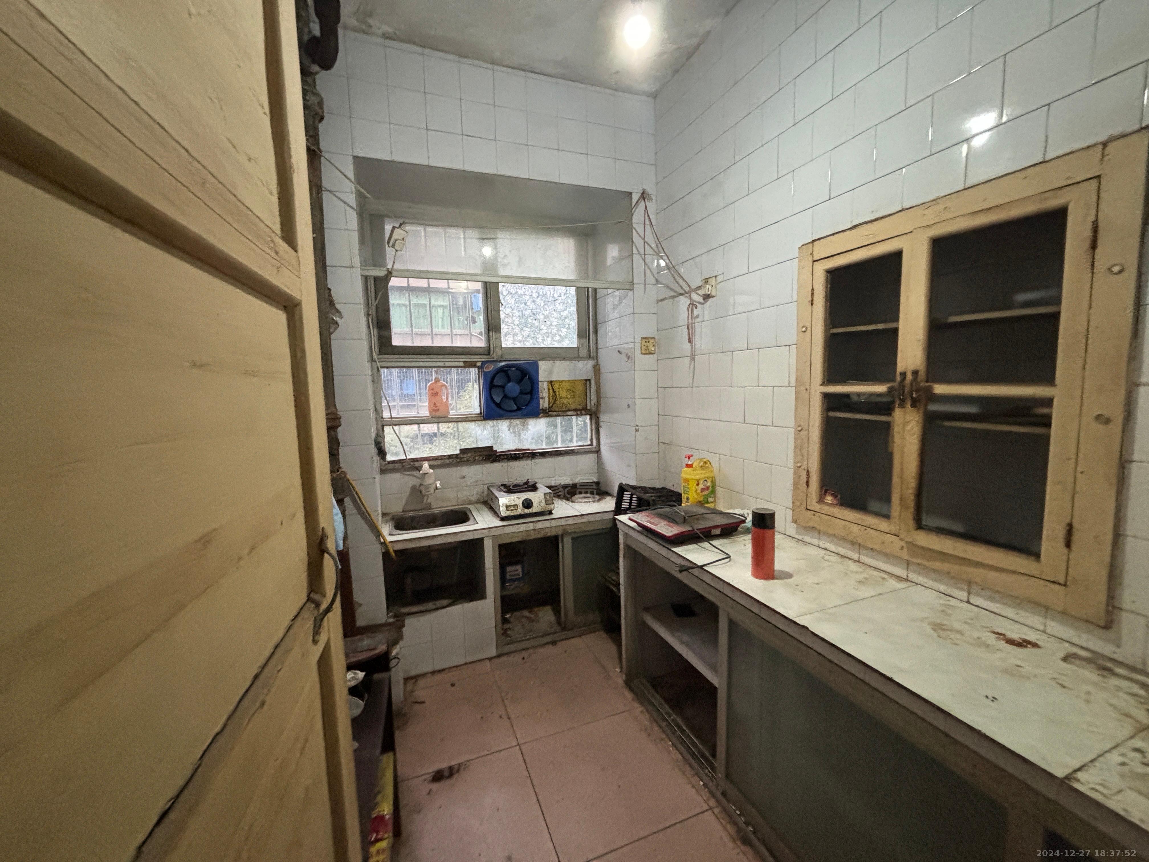 市二中单位房  3室2厅1卫    700.0元/月 市二中单位房  3室2厅1卫    700.0元/月室内图