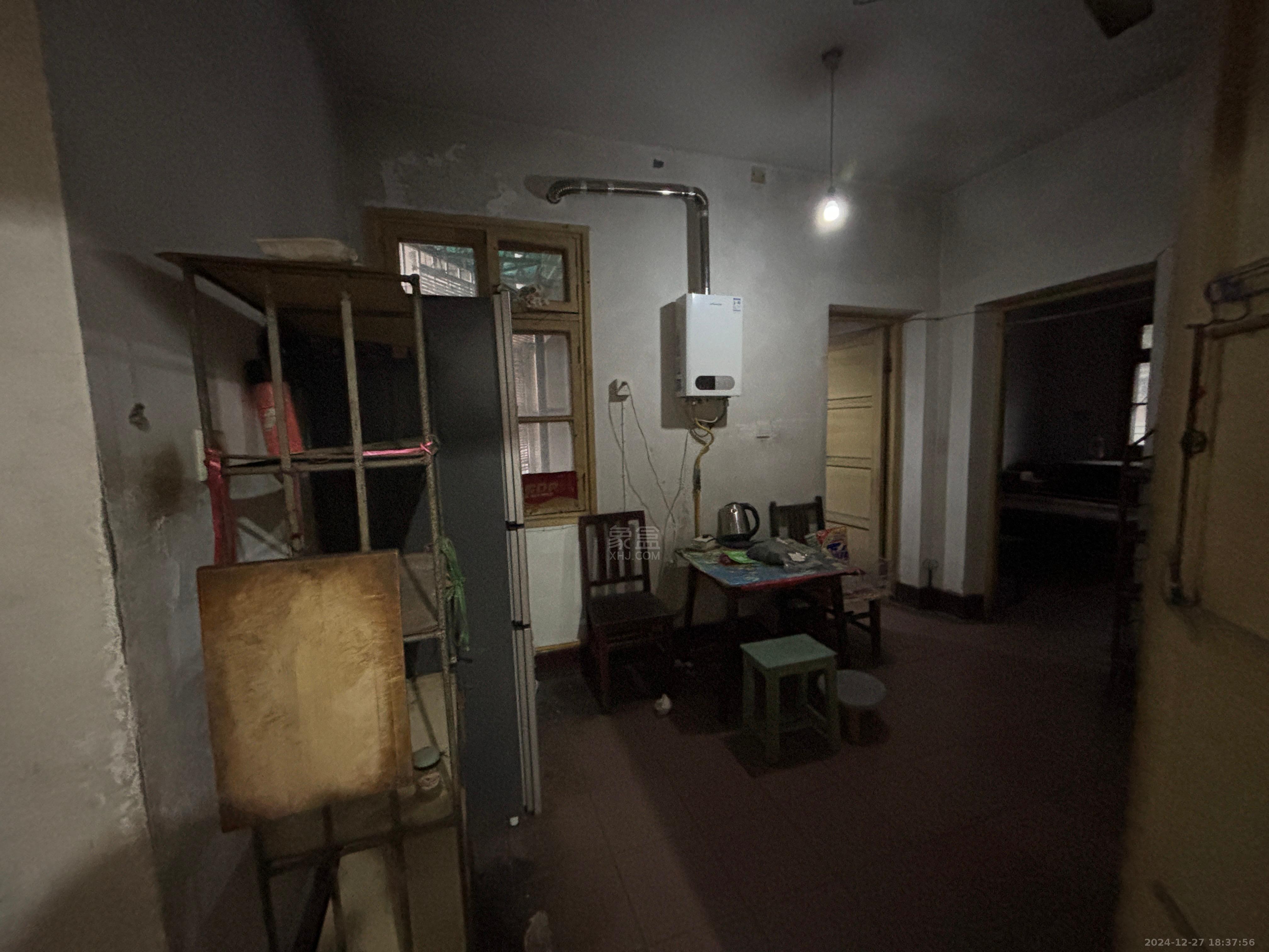 市二中单位房  3室2厅1卫    700.0元/月 市二中单位房  3室2厅1卫    700.0元/月室内图