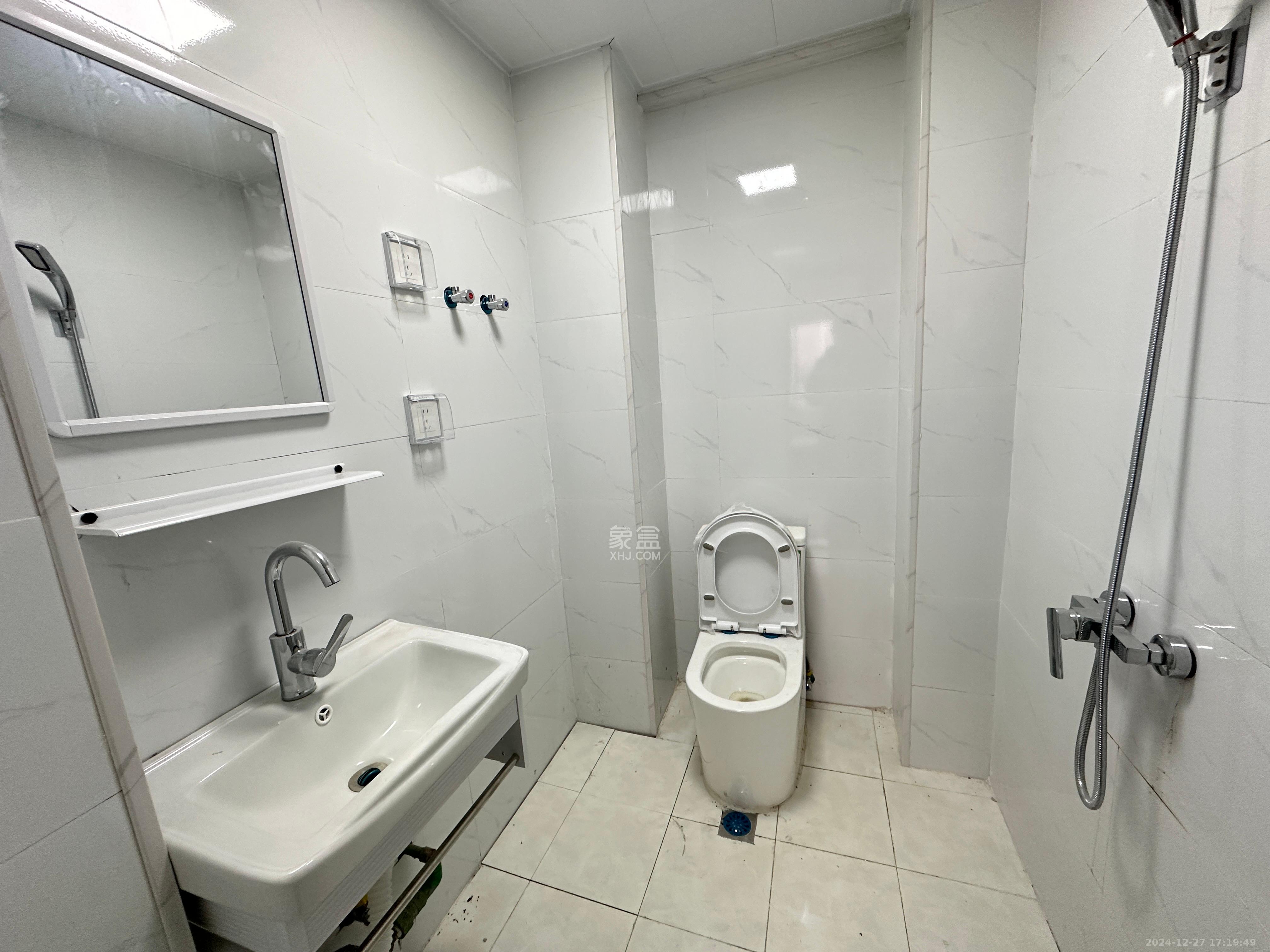 富绿新村  1室1厅1卫    1600.0元/月 富绿新村  1室1厅1卫    1600.0元/月室内图