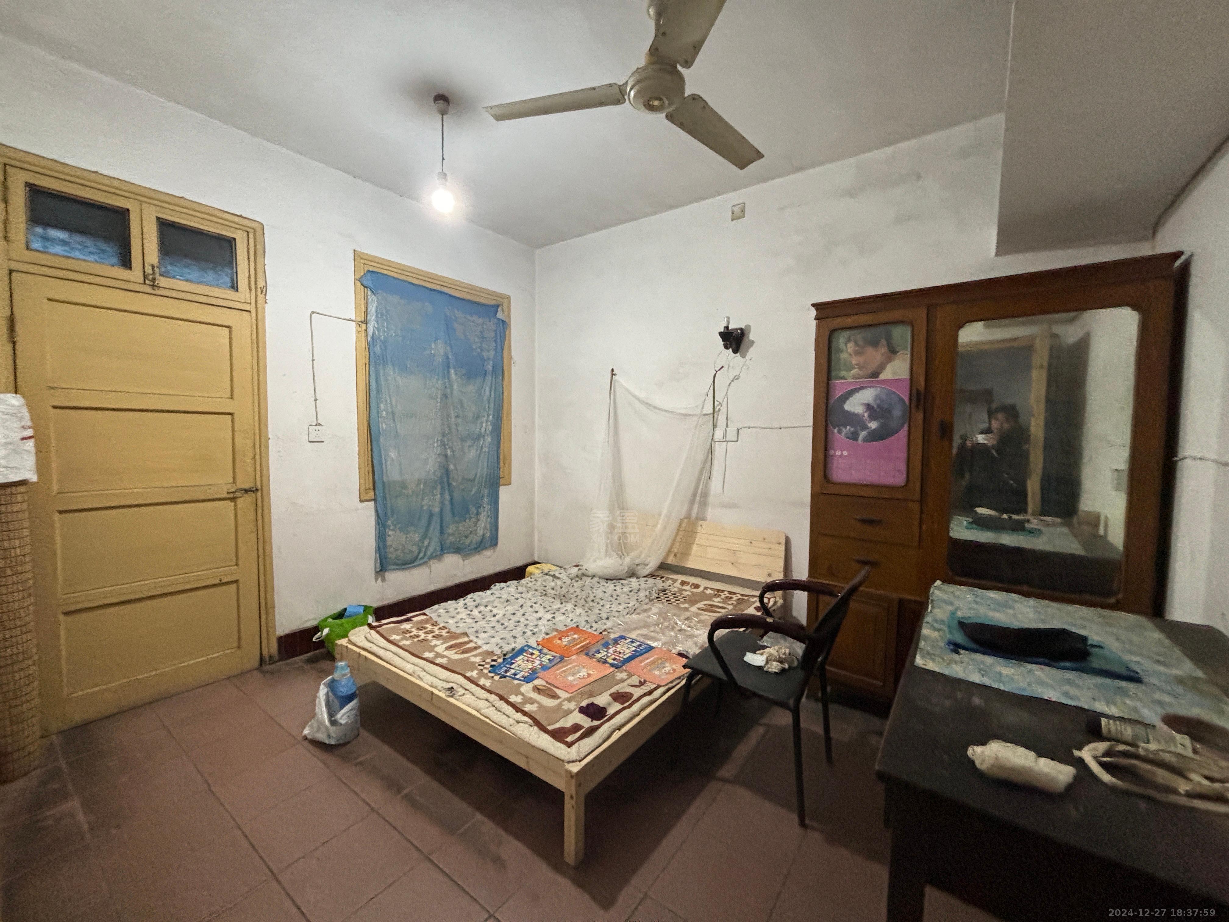 市二中单位房  3室2厅1卫    700.0元/月 市二中单位房  3室2厅1卫    700.0元/月室内图