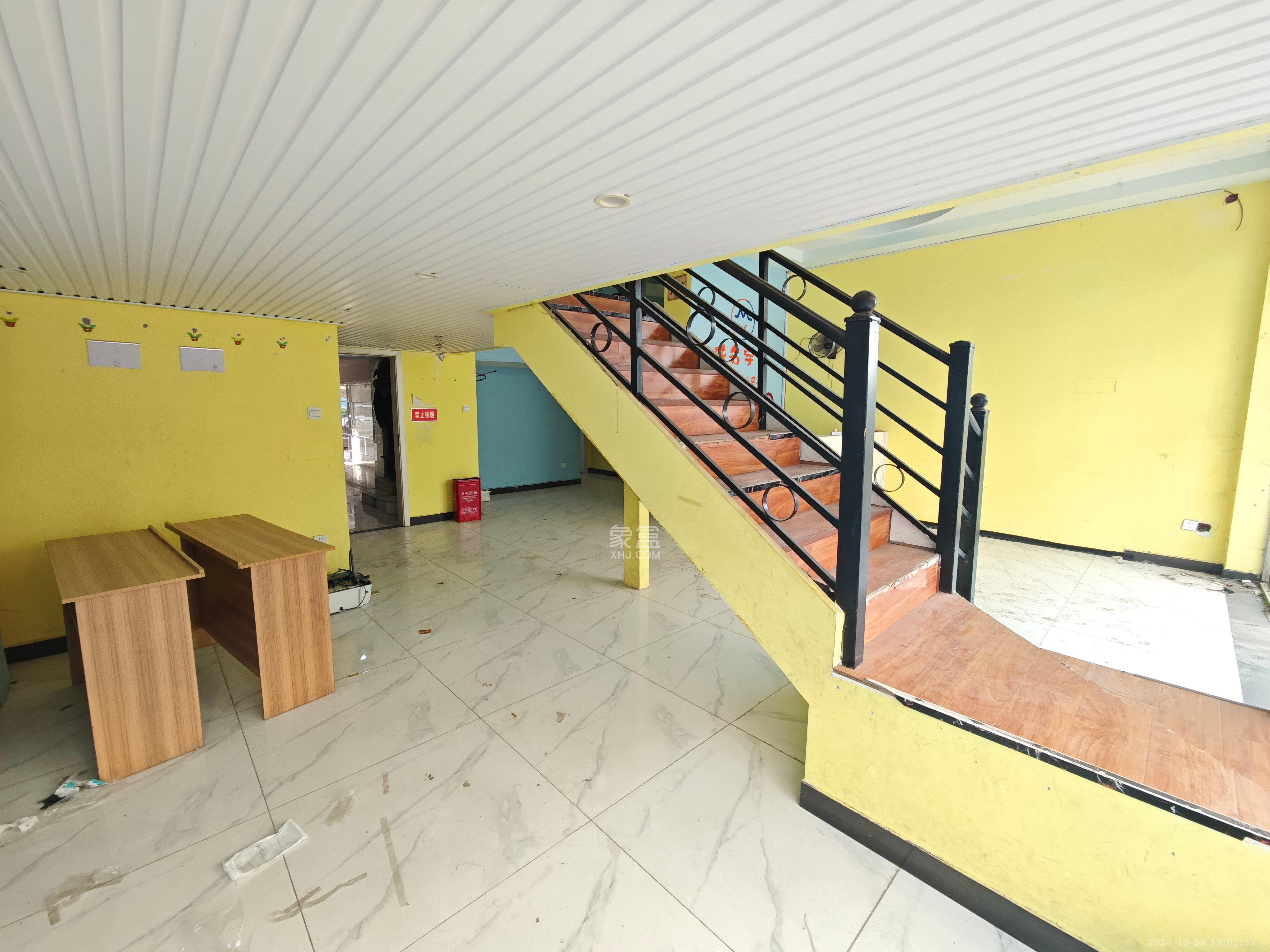 裕园小区(含浦) 3室2厅2卫 4000.0元/月 裕园小区(含浦) 3室2厅2卫 4000.0元/月室内图