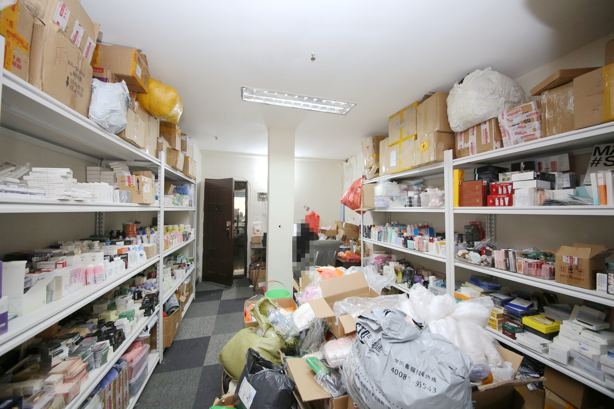 华瑞电子商厦（湖南科佳摄影城）  1室1厅1卫   26.00万客厅