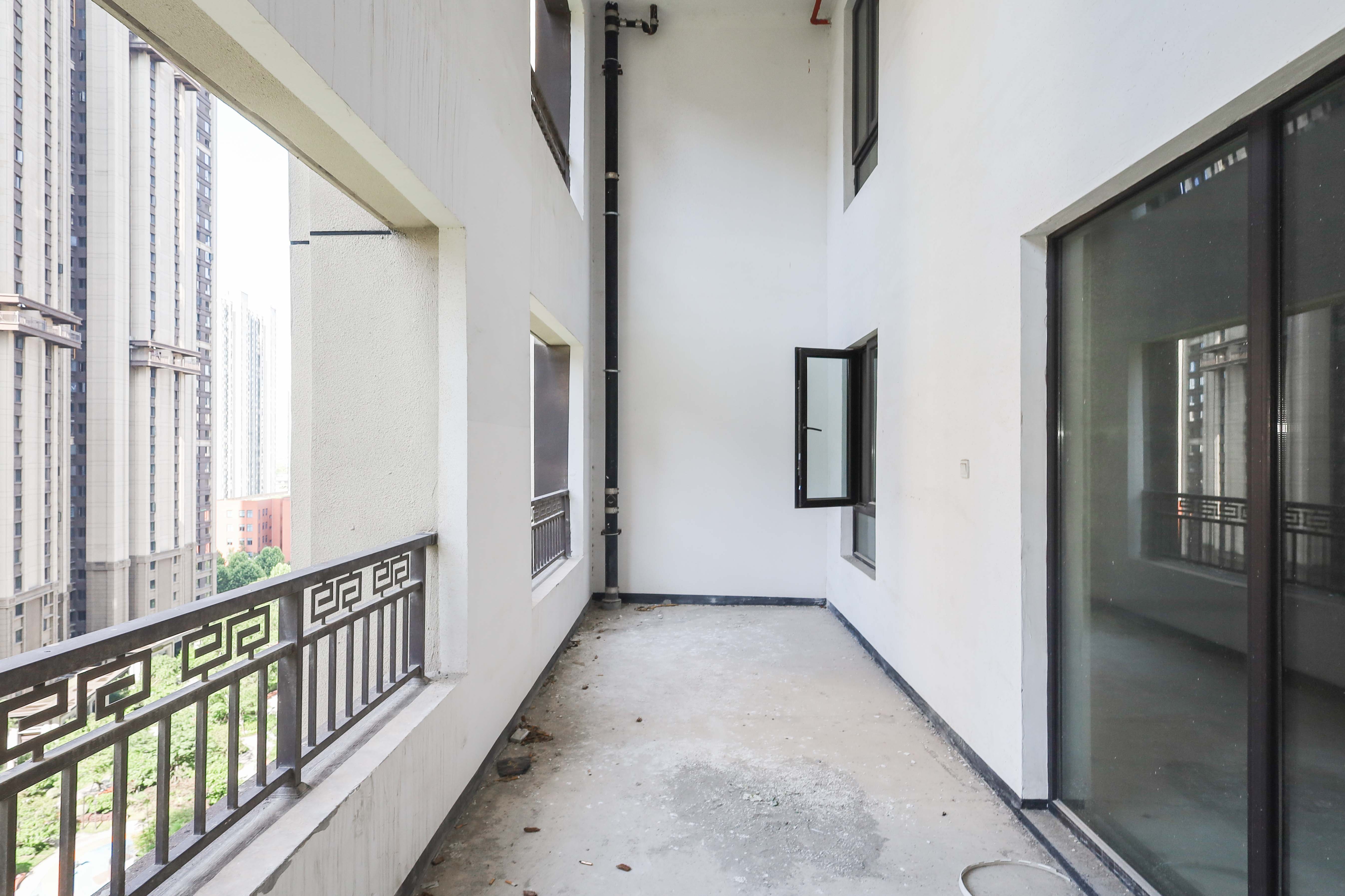 建发央著  4室2厅2卫   280.00万阳台