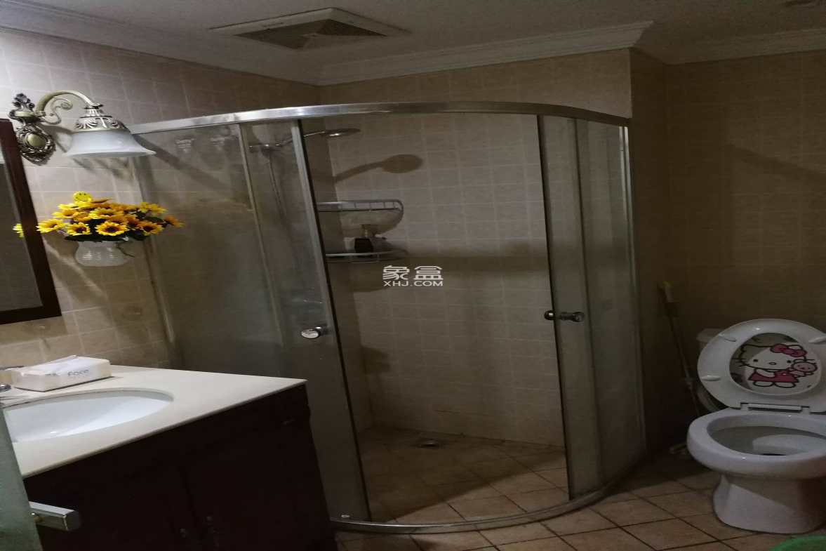 中央商业广场 1室1厅1卫 1300.0元/月 中央商业广场 1室1厅1卫 1300.0元/月室内图