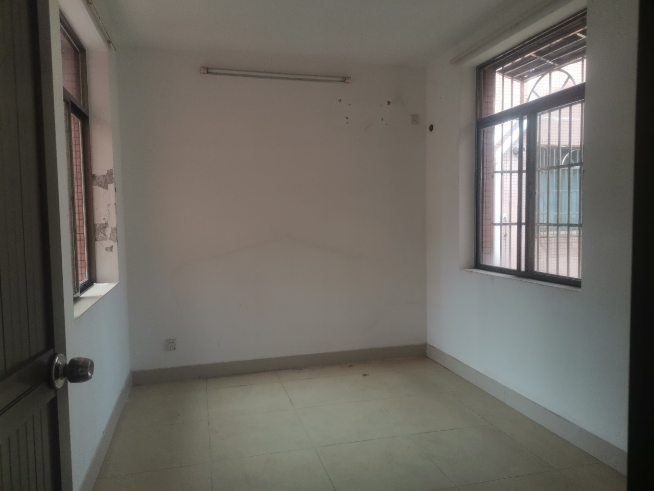 市委宿舍大院  9室2厅2卫    11000.0元/月 市委宿舍大院  9室2厅2卫    11000.0元/月室内图