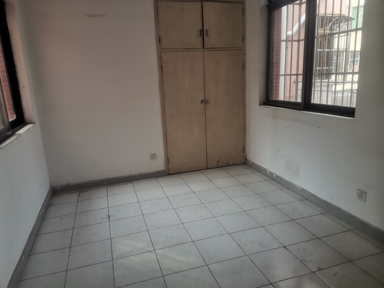 市委宿舍大院  9室2厅2卫    11000.0元/月 市委宿舍大院  9室2厅2卫    11000.0元/月室内图