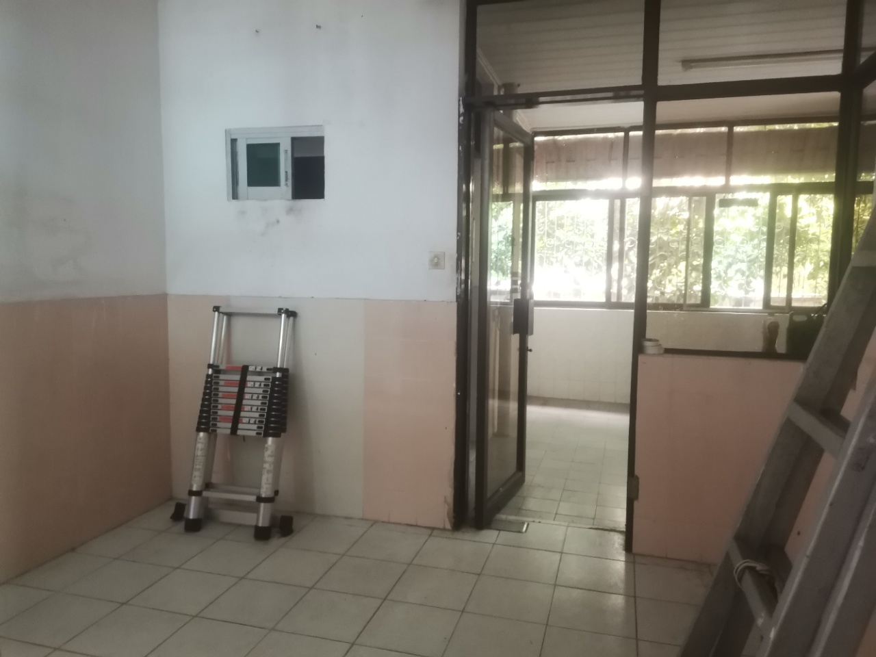 市委宿舍大院  9室2厅2卫    11000.0元/月 市委宿舍大院  9室2厅2卫    11000.0元/月室内图