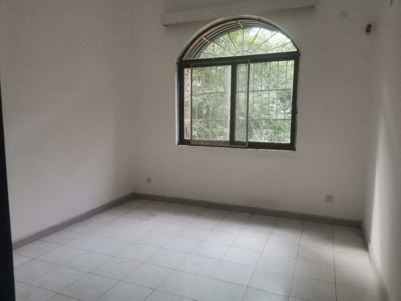 市委宿舍大院  9室2厅2卫    11000.0元/月 市委宿舍大院  9室2厅2卫    11000.0元/月室内图