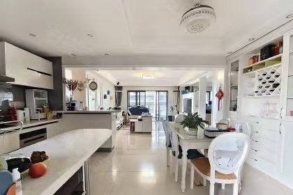 滨海幸福里 4室2厅2卫 424.0万 滨海幸福里 4室2厅2卫 424.0万客厅